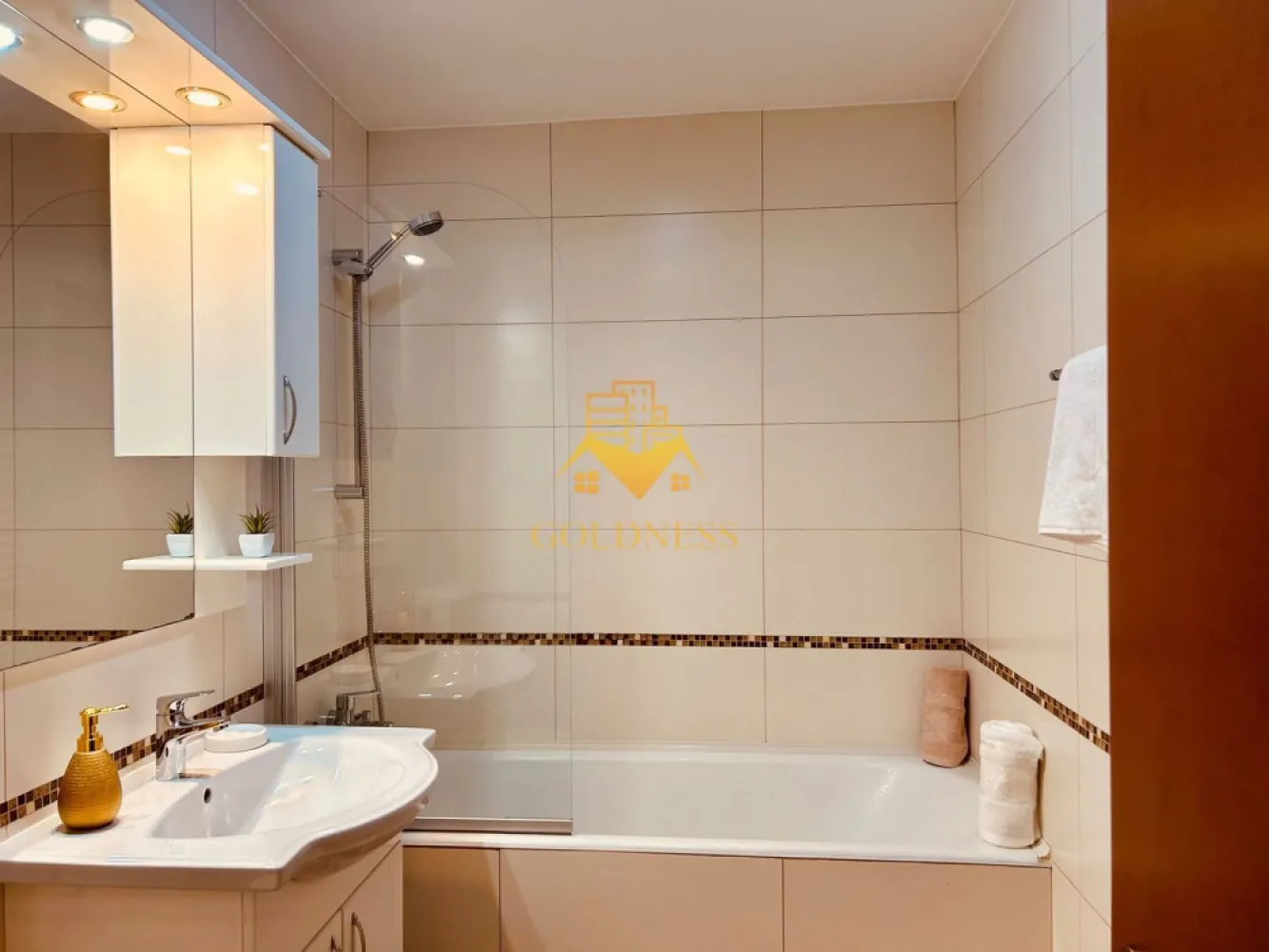 2 camere, Marasti,Iulius Mall,Aurel Vlaicu,Dorobantilor, Teodor Mihali - GOLDNESS Imobiliare vă propune spre închiriere un apartament cu 2 camere complet mobilat și utilat, la etajul 6 într-un imobil de 8 etaje, în Cartierul Marasti. 

Se află în apropierea stațiilor de transport în comun, magazine, restaurante, spații verzi, farmacii, etc. 

Apartamentul este compartimentat astfel:
 - dormitor cu pat matrimonial, dressing, noptiere
 - living cu canapea extensibilă 
 - bucătărie complet utilată și mobilată, loc de servit masa 
 - baie cu cada, calorifer port prosop și dulap pentru depozitare.
 - balcon de 8 mp.

Imobilul este dotat cu toate cele necesare- centrală proprie, frigider, aragaz, hotă, mașină de spălat haine, etc. 

Dacă sunteți interesați de acest apartament și doriți să îl vizionați, dar și pentru alte oferte nu ezitați să ne contactați telefonic sau prin e-mail. Vă stăm la dispoziție!
Pentru intermediere se percepe un comision de 50% din prețul chiriei!