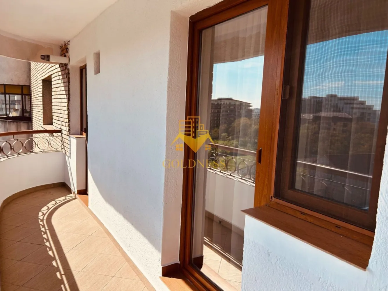 2 camere, Marasti,Iulius Mall,Aurel Vlaicu,Dorobantilor, Teodor Mihali - GOLDNESS Imobiliare vă propune spre închiriere un apartament cu 2 camere complet mobilat și utilat, la etajul 6 într-un imobil de 8 etaje, în Cartierul Marasti. 

Se află în apropierea stațiilor de transport în comun, magazine, restaurante, spații verzi, farmacii, etc. 

Apartamentul este compartimentat astfel:
 - dormitor cu pat matrimonial, dressing, noptiere
 - living cu canapea extensibilă 
 - bucătărie complet utilată și mobilată, loc de servit masa 
 - baie cu cada, calorifer port prosop și dulap pentru depozitare.
 - balcon de 8 mp.

Imobilul este dotat cu toate cele necesare- centrală proprie, frigider, aragaz, hotă, mașină de spălat haine, etc. 

Dacă sunteți interesați de acest apartament și doriți să îl vizionați, dar și pentru alte oferte nu ezitați să ne contactați telefonic sau prin e-mail. Vă stăm la dispoziție!
Pentru intermediere se percepe un comision de 50% din prețul chiriei!