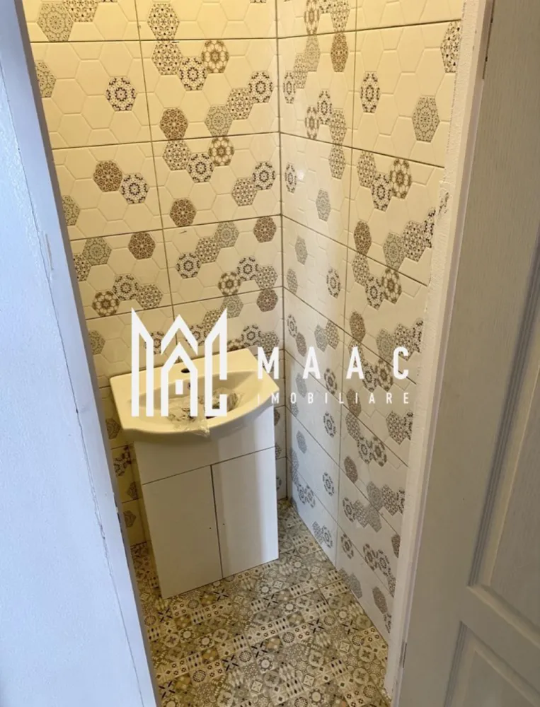 Spatiu comercial | Parter | 75 MPU | Vitrină stradală | Ultracentral - MAAC Imobiliare vă propune spre închiriere un spațiu comercial situat ultracentral, într-o zonă cu vad comercial foarte bun.

Poziționarea excelentă și vizibilitatea stradală îl recomandă pentru multiple activități comerciale.

Detalii spațiu
Suprafață utilă: 75 mp
Compartimentare:
2 încăperi generoase
birou
hol
grup sanitar
Dotări și beneficii
Vitrină mare la stradă – expunere excelentă
Spații înalte și luminoase
Renovat complet
Instalații noi
Centrală termică nouă
Uși și geamuri noi
Spațiu pregătit pentru utilizare imediată
Pretabil pentru

salon de înfrumusețare
farmacie
sediu bancar
showroom
cabinet
birouri
magazin / retail
alte activități comerciale

Avantaje locație
Ultracentral – Sibiu
La 3 minute de Piața Mare
Zonă intens circulată
Vad comercial excelent
Vizibilitate ridicată

Pentru mai multe detalii precizati telefonic ca ati vizionat anuntul cu ID: CP3087616