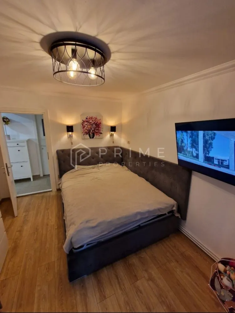 Apartament cu 2 camere de închiriat – Zona 7 Noiembrie - Vă propunem spre închiriere un apartament cu 2 camere, complet decomandat, situat în cartierul 7 Noiembrie. Proprietatea este poziționată ideal pentru studenți sau cadre medicale, fiind în imediata apropiere a universității UMFST și a Spitalului Clinic Județean de Urgență, într-o zonă care oferă acces facil la magazine alimentare, farmacii și piața agro-alimentară.

Configurație și amenajare:
Locuința a fost amenajată recent, fiind un spațiu luminos și confortabil, structurat astfel:

2 camere decomandate
Bucătărie utilată
Baie dotată cu geam pentru o ventilație optimă
2 debarale pentru depozitare
Balcon generos (cu zonă închisă și zonă deschisă)
Dotări și echipamente:
Apartamentul este complet echipat pentru a asigura un standard ridicat de confort:

Sistem de climatizare (aer condiționat)
Televizoare Smart QLED
Mașină de spălat vase
Mașină de spălat haine și mașină de uscat rufe
Bucătărie complet utilată: frigider, hotă, aragaz
Centrală termică proprie

Condiții de închiriere:

Perioadă contractuală: Minim 12 luni.
Politica privind fumatul: Nu se fumează în interior (permis doar pe balcon).
Animale de companie: Nu sunt acceptate.
Garanție: 900 Euro (echivalentul a o lună și jumătate de chirie).
Comision agenție: 50% din contravaloarea primei chirii.