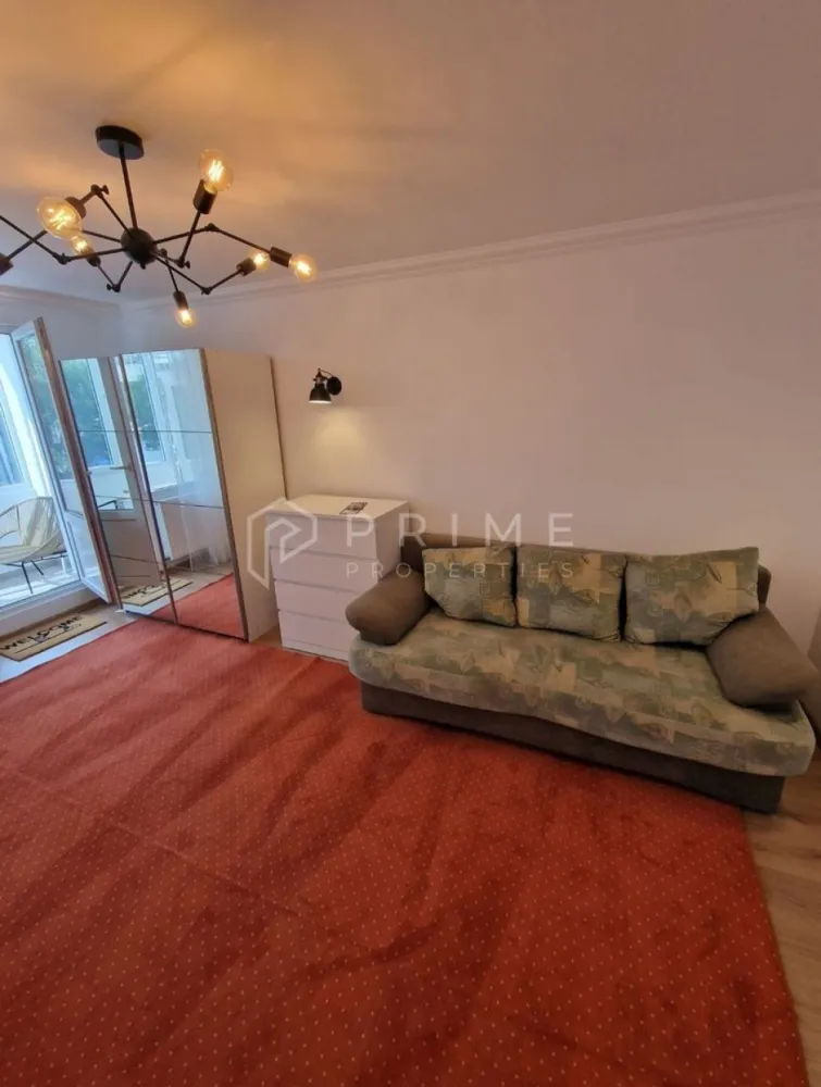 Apartament cu 2 camere de închiriat – Zona 7 Noiembrie - Vă propunem spre închiriere un apartament cu 2 camere, complet decomandat, situat în cartierul 7 Noiembrie. Proprietatea este poziționată ideal pentru studenți sau cadre medicale, fiind în imediata apropiere a universității UMFST și a Spitalului Clinic Județean de Urgență, într-o zonă care oferă acces facil la magazine alimentare, farmacii și piața agro-alimentară.

Configurație și amenajare:
Locuința a fost amenajată recent, fiind un spațiu luminos și confortabil, structurat astfel:

2 camere decomandate
Bucătărie utilată
Baie dotată cu geam pentru o ventilație optimă
2 debarale pentru depozitare
Balcon generos (cu zonă închisă și zonă deschisă)
Dotări și echipamente:
Apartamentul este complet echipat pentru a asigura un standard ridicat de confort:

Sistem de climatizare (aer condiționat)
Televizoare Smart QLED
Mașină de spălat vase
Mașină de spălat haine și mașină de uscat rufe
Bucătărie complet utilată: frigider, hotă, aragaz
Centrală termică proprie

Condiții de închiriere:

Perioadă contractuală: Minim 12 luni.
Politica privind fumatul: Nu se fumează în interior (permis doar pe balcon).
Animale de companie: Nu sunt acceptate.
Garanție: 900 Euro (echivalentul a o lună și jumătate de chirie).
Comision agenție: 50% din contravaloarea primei chirii.