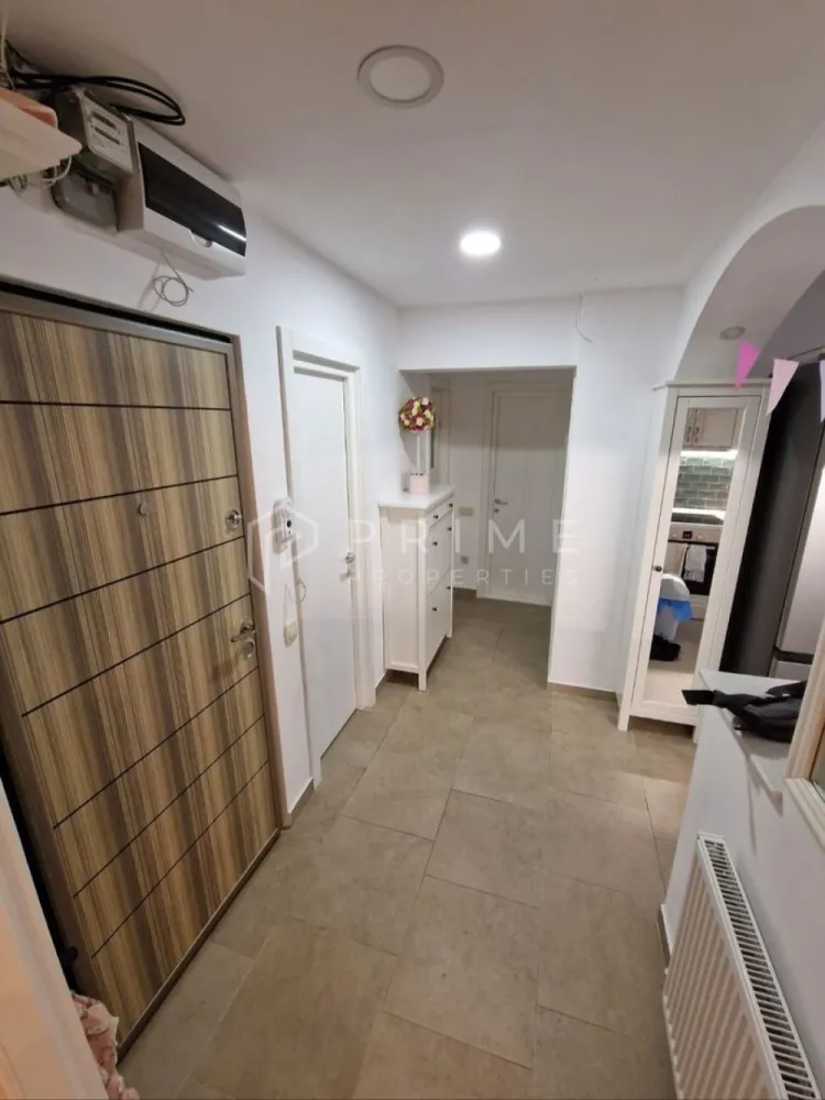 Apartament cu 2 camere de închiriat – Zona 7 Noiembrie - Vă propunem spre închiriere un apartament cu 2 camere, complet decomandat, situat în cartierul 7 Noiembrie. Proprietatea este poziționată ideal pentru studenți sau cadre medicale, fiind în imediata apropiere a universității UMFST și a Spitalului Clinic Județean de Urgență, într-o zonă care oferă acces facil la magazine alimentare, farmacii și piața agro-alimentară.

Configurație și amenajare:
Locuința a fost amenajată recent, fiind un spațiu luminos și confortabil, structurat astfel:

2 camere decomandate
Bucătărie utilată
Baie dotată cu geam pentru o ventilație optimă
2 debarale pentru depozitare
Balcon generos (cu zonă închisă și zonă deschisă)
Dotări și echipamente:
Apartamentul este complet echipat pentru a asigura un standard ridicat de confort:

Sistem de climatizare (aer condiționat)
Televizoare Smart QLED
Mașină de spălat vase
Mașină de spălat haine și mașină de uscat rufe
Bucătărie complet utilată: frigider, hotă, aragaz
Centrală termică proprie

Condiții de închiriere:

Perioadă contractuală: Minim 12 luni.
Politica privind fumatul: Nu se fumează în interior (permis doar pe balcon).
Animale de companie: Nu sunt acceptate.
Garanție: 900 Euro (echivalentul a o lună și jumătate de chirie).
Comision agenție: 50% din contravaloarea primei chirii.