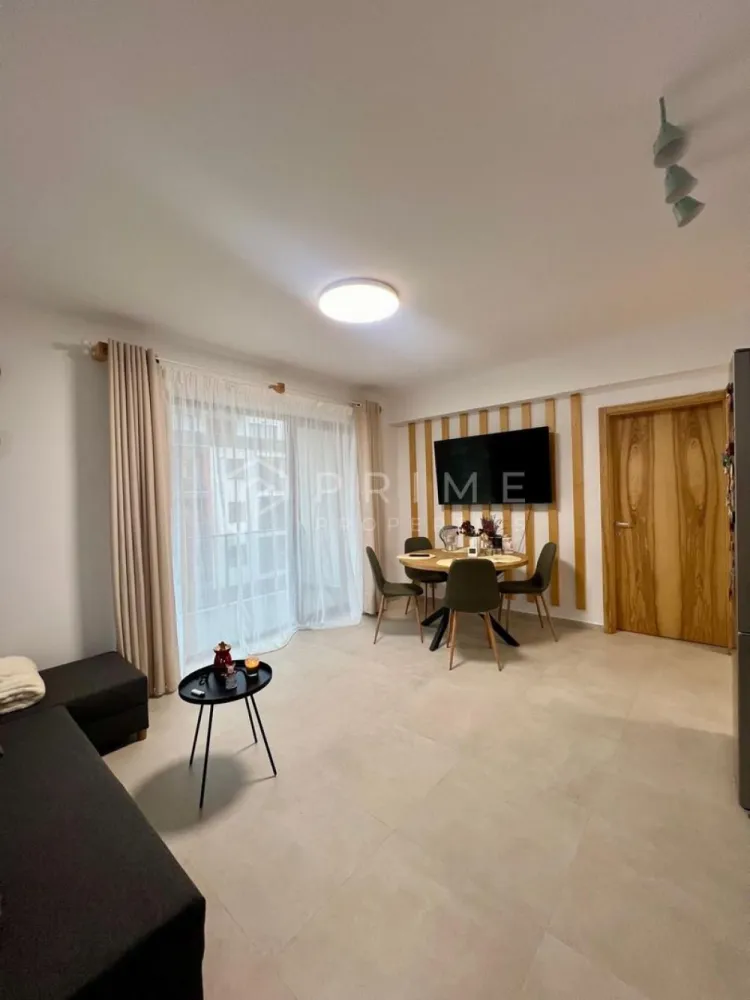 Apartament modern cu 3 camere, bloc nou cu lift și parcare privată - Vă prezentăm spre vânzare un apartament modern cu 3 camere, bloc nou cu lift și parcare privată – Comuna Livezeni. 
Dacă visezi la un apartament luminos, modern și amplasat într-o zonă liniștită, dar aproape de oraș, acest apartament din Comuna Livezeni este alegerea ideală!
Apartamentul se vinde cu mobilă de bucătărie inclusă, iar la cerere poate fi achiziționat complet mobilat – ideal pentru cei care își doresc să se mute imediat, fără bătăi de cap.
Situat la etajul 2 din 4 într-un bloc nou cu lift, apartamentul are o suprafață totală de 70 mp și o compartimentare practică, perfectă pentru confortul zilnic:
- Living cu bucătărie open-space,
- 2 dormitoare,
- 1 baie,
- Balcon spațios,
- Loc de parcare privat, inclus în preț.

Avantaje cheie:
- Bloc nou, cu lift și finisaje moderne
- Etaj intermediar (2 din 4)
- Lumină naturală din abundență
- Zonă liniștită, aer curat, aproape de Târgu Mureș
- Ideal pentru familii tinere sau investiție

La Prime Properties, fiecare tranzacție înseamnă mai mult decât o simplă achiziție – este un proces complet, în care colaborăm cu cei mai buni profesioniști: notari, avocați, designeri, arhitecți, evaluatori, specialiști în certificate energetice, consultanți de credite imobiliare.
Astfel, atunci când alegi o proprietate prin noi, primești la pachet și siguranță, transparență și servicii impecabile pe tot parcursul drumului tău către casa ideală.

Ne dedicăm 100% fiecărui client, iar asta se reflectă în rezultate și în încrederea pe care o primim înapoi prin recomandările lor.
Proprietatea aceasta nu se potrivește exact nevoilor tale?

Lasă-ne să îți găsim alternativa potrivită. Agentul nostru îți va oferi soluții avantajoase și adaptate stilului tău de viață.
📞 Contactează-ne astăzi. Până acum nu am dezamăgit niciun client – și nu vom începe cu tine.
Comision 0% pentru cumpărători