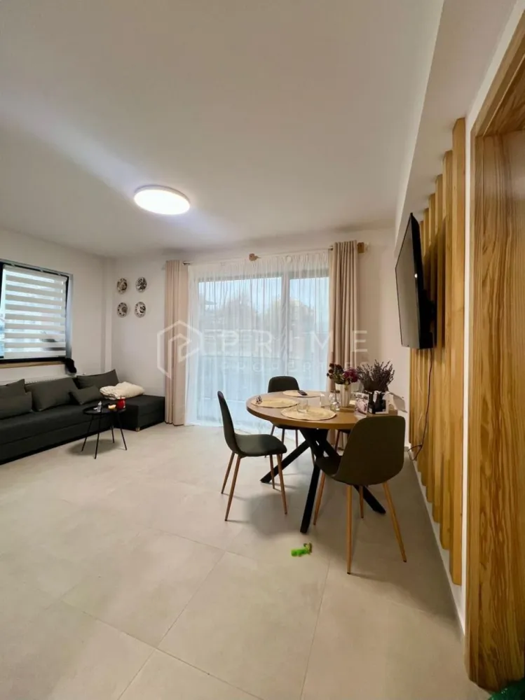 Apartament modern cu 3 camere, bloc nou cu lift și parcare privată - Vă prezentăm spre vânzare un apartament modern cu 3 camere, bloc nou cu lift și parcare privată – Comuna Livezeni. 
Dacă visezi la un apartament luminos, modern și amplasat într-o zonă liniștită, dar aproape de oraș, acest apartament din Comuna Livezeni este alegerea ideală!
Apartamentul se vinde cu mobilă de bucătărie inclusă, iar la cerere poate fi achiziționat complet mobilat – ideal pentru cei care își doresc să se mute imediat, fără bătăi de cap.
Situat la etajul 2 din 4 într-un bloc nou cu lift, apartamentul are o suprafață totală de 70 mp și o compartimentare practică, perfectă pentru confortul zilnic:
- Living cu bucătărie open-space,
- 2 dormitoare,
- 1 baie,
- Balcon spațios,
- Loc de parcare privat, inclus în preț.

Avantaje cheie:
- Bloc nou, cu lift și finisaje moderne
- Etaj intermediar (2 din 4)
- Lumină naturală din abundență
- Zonă liniștită, aer curat, aproape de Târgu Mureș
- Ideal pentru familii tinere sau investiție

La Prime Properties, fiecare tranzacție înseamnă mai mult decât o simplă achiziție – este un proces complet, în care colaborăm cu cei mai buni profesioniști: notari, avocați, designeri, arhitecți, evaluatori, specialiști în certificate energetice, consultanți de credite imobiliare.
Astfel, atunci când alegi o proprietate prin noi, primești la pachet și siguranță, transparență și servicii impecabile pe tot parcursul drumului tău către casa ideală.

Ne dedicăm 100% fiecărui client, iar asta se reflectă în rezultate și în încrederea pe care o primim înapoi prin recomandările lor.
Proprietatea aceasta nu se potrivește exact nevoilor tale?

Lasă-ne să îți găsim alternativa potrivită. Agentul nostru îți va oferi soluții avantajoase și adaptate stilului tău de viață.
📞 Contactează-ne astăzi. Până acum nu am dezamăgit niciun client – și nu vom începe cu tine.
Comision 0% pentru cumpărători