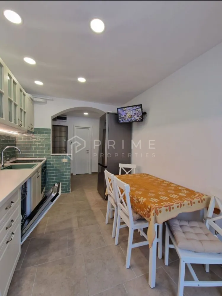 Apartament cu 2 camere de închiriat – Zona 7 Noiembrie - Vă propunem spre închiriere un apartament cu 2 camere, complet decomandat, situat în cartierul 7 Noiembrie. Proprietatea este poziționată ideal pentru studenți sau cadre medicale, fiind în imediata apropiere a universității UMFST și a Spitalului Clinic Județean de Urgență, într-o zonă care oferă acces facil la magazine alimentare, farmacii și piața agro-alimentară.

Configurație și amenajare:
Locuința a fost amenajată recent, fiind un spațiu luminos și confortabil, structurat astfel:

2 camere decomandate
Bucătărie utilată
Baie dotată cu geam pentru o ventilație optimă
2 debarale pentru depozitare
Balcon generos (cu zonă închisă și zonă deschisă)
Dotări și echipamente:
Apartamentul este complet echipat pentru a asigura un standard ridicat de confort:

Sistem de climatizare (aer condiționat)
Televizoare Smart QLED
Mașină de spălat vase
Mașină de spălat haine și mașină de uscat rufe
Bucătărie complet utilată: frigider, hotă, aragaz
Centrală termică proprie

Condiții de închiriere:

Perioadă contractuală: Minim 12 luni.
Politica privind fumatul: Nu se fumează în interior (permis doar pe balcon).
Animale de companie: Nu sunt acceptate.
Garanție: 900 Euro (echivalentul a o lună și jumătate de chirie).
Comision agenție: 50% din contravaloarea primei chirii.