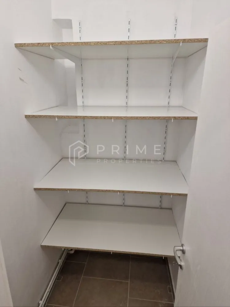 Apartament cu 2 camere de închiriat – Zona 7 Noiembrie - Vă propunem spre închiriere un apartament cu 2 camere, complet decomandat, situat în cartierul 7 Noiembrie. Proprietatea este poziționată ideal pentru studenți sau cadre medicale, fiind în imediata apropiere a universității UMFST și a Spitalului Clinic Județean de Urgență, într-o zonă care oferă acces facil la magazine alimentare, farmacii și piața agro-alimentară.

Configurație și amenajare:
Locuința a fost amenajată recent, fiind un spațiu luminos și confortabil, structurat astfel:

2 camere decomandate
Bucătărie utilată
Baie dotată cu geam pentru o ventilație optimă
2 debarale pentru depozitare
Balcon generos (cu zonă închisă și zonă deschisă)
Dotări și echipamente:
Apartamentul este complet echipat pentru a asigura un standard ridicat de confort:

Sistem de climatizare (aer condiționat)
Televizoare Smart QLED
Mașină de spălat vase
Mașină de spălat haine și mașină de uscat rufe
Bucătărie complet utilată: frigider, hotă, aragaz
Centrală termică proprie

Condiții de închiriere:

Perioadă contractuală: Minim 12 luni.
Politica privind fumatul: Nu se fumează în interior (permis doar pe balcon).
Animale de companie: Nu sunt acceptate.
Garanție: 900 Euro (echivalentul a o lună și jumătate de chirie).
Comision agenție: 50% din contravaloarea primei chirii.