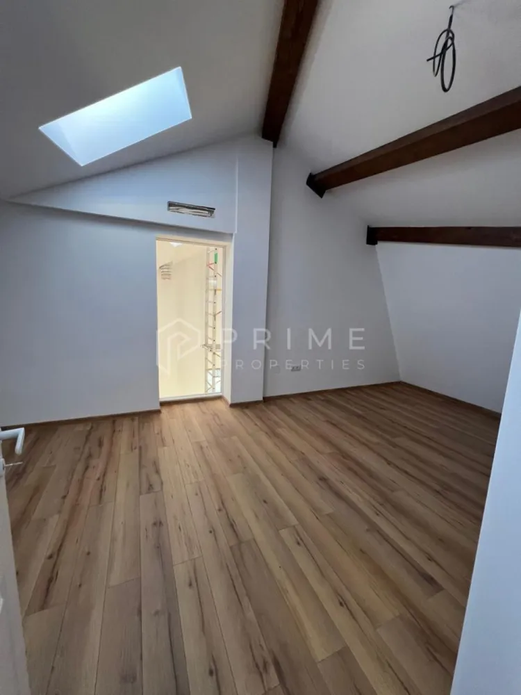 Spațiu de birouri premium de închiriat, Ultracentral Tărgu Mureș - Vă oferim spre închiriere un spațiu modern și elegant, situat într-o clădire nouă, cu poziționare ultracentrală, ideal pentru companii care își doresc vizibilitate și prestigiu.

Detalii spațiu:
Suprafață generoasă, dispusă pe două niveluri
Compartimentare practică, cu scară interioară
Spații luminoase, cu finisaje de calitate premium
Flexibilitate pentru amenajarea în funcție de necesități (birouri open space, săli de ședințe, zonă de recepție)

Facilități și avantaje:
Clădire nouă, cu standarde moderne de construcție
Locație ultracentrală, acces facil la instituții, restaurante, bănci și zone de interes
Imagine reprezentativă pentru brandul dvs.
Spațiu potrivit pentru firme din domenii precum: IT, consultanță, juridic, medical sau financiar

✅ O oportunitate excelentă pentru companiile care caută un spațiu de birouri premium, în inima orașului!

La Prime Properties, fiecare tranzacție înseamnă mai mult decât o simplă achiziție sau închiriere– este un proces complet, în care colaborăm cu cei mai buni profesioniști: notari, avocați, designeri, arhitecți, evaluatori, specialiști în certificate energetice, consultanți de credite imobiliare.
Ne dedicăm 100% fiecărui client, iar asta se reflectă în rezultate și în încrederea pe care o primim înapoi prin recomandările lor.
Proprietatea aceasta nu se potrivește exact nevoilor tale?
Lasă-ne să îți găsim alternativa potrivită. Agentul nostru îți va oferi soluții avantajoase și adaptate stilului tău de viață.
📞 Contactează-ne astăzi. Până acum nu am dezamăgit niciun client – și nu vom începe cu tine.