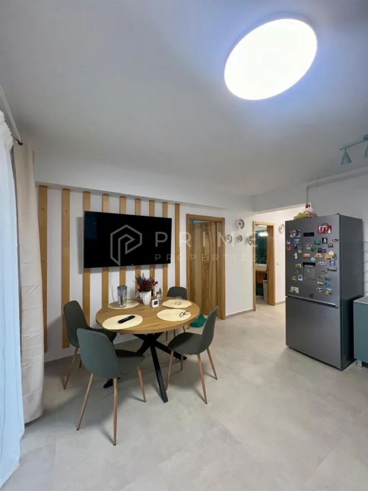 Apartament modern cu 3 camere, bloc nou cu lift și parcare privată - Vă prezentăm spre vânzare un apartament modern cu 3 camere, bloc nou cu lift și parcare privată – Comuna Livezeni. 
Dacă visezi la un apartament luminos, modern și amplasat într-o zonă liniștită, dar aproape de oraș, acest apartament din Comuna Livezeni este alegerea ideală!
Apartamentul se vinde cu mobilă de bucătărie inclusă, iar la cerere poate fi achiziționat complet mobilat – ideal pentru cei care își doresc să se mute imediat, fără bătăi de cap.
Situat la etajul 2 din 4 într-un bloc nou cu lift, apartamentul are o suprafață totală de 70 mp și o compartimentare practică, perfectă pentru confortul zilnic:
- Living cu bucătărie open-space,
- 2 dormitoare,
- 1 baie,
- Balcon spațios,
- Loc de parcare privat, inclus în preț.

Avantaje cheie:
- Bloc nou, cu lift și finisaje moderne
- Etaj intermediar (2 din 4)
- Lumină naturală din abundență
- Zonă liniștită, aer curat, aproape de Târgu Mureș
- Ideal pentru familii tinere sau investiție

La Prime Properties, fiecare tranzacție înseamnă mai mult decât o simplă achiziție – este un proces complet, în care colaborăm cu cei mai buni profesioniști: notari, avocați, designeri, arhitecți, evaluatori, specialiști în certificate energetice, consultanți de credite imobiliare.
Astfel, atunci când alegi o proprietate prin noi, primești la pachet și siguranță, transparență și servicii impecabile pe tot parcursul drumului tău către casa ideală.

Ne dedicăm 100% fiecărui client, iar asta se reflectă în rezultate și în încrederea pe care o primim înapoi prin recomandările lor.
Proprietatea aceasta nu se potrivește exact nevoilor tale?

Lasă-ne să îți găsim alternativa potrivită. Agentul nostru îți va oferi soluții avantajoase și adaptate stilului tău de viață.
📞 Contactează-ne astăzi. Până acum nu am dezamăgit niciun client – și nu vom începe cu tine.
Comision 0% pentru cumpărători