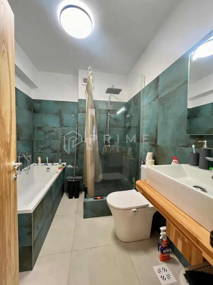 Apartament modern cu 3 camere, bloc nou cu lift și parcare privată - Vă prezentăm spre vânzare un apartament modern cu 3 camere, bloc nou cu lift și parcare privată – Comuna Livezeni. 
Dacă visezi la un apartament luminos, modern și amplasat într-o zonă liniștită, dar aproape de oraș, acest apartament din Comuna Livezeni este alegerea ideală!
Apartamentul se vinde cu mobilă de bucătărie inclusă, iar la cerere poate fi achiziționat complet mobilat – ideal pentru cei care își doresc să se mute imediat, fără bătăi de cap.
Situat la etajul 2 din 4 într-un bloc nou cu lift, apartamentul are o suprafață totală de 70 mp și o compartimentare practică, perfectă pentru confortul zilnic:
- Living cu bucătărie open-space,
- 2 dormitoare,
- 1 baie,
- Balcon spațios,
- Loc de parcare privat, inclus în preț.

Avantaje cheie:
- Bloc nou, cu lift și finisaje moderne
- Etaj intermediar (2 din 4)
- Lumină naturală din abundență
- Zonă liniștită, aer curat, aproape de Târgu Mureș
- Ideal pentru familii tinere sau investiție

La Prime Properties, fiecare tranzacție înseamnă mai mult decât o simplă achiziție – este un proces complet, în care colaborăm cu cei mai buni profesioniști: notari, avocați, designeri, arhitecți, evaluatori, specialiști în certificate energetice, consultanți de credite imobiliare.
Astfel, atunci când alegi o proprietate prin noi, primești la pachet și siguranță, transparență și servicii impecabile pe tot parcursul drumului tău către casa ideală.

Ne dedicăm 100% fiecărui client, iar asta se reflectă în rezultate și în încrederea pe care o primim înapoi prin recomandările lor.
Proprietatea aceasta nu se potrivește exact nevoilor tale?

Lasă-ne să îți găsim alternativa potrivită. Agentul nostru îți va oferi soluții avantajoase și adaptate stilului tău de viață.
📞 Contactează-ne astăzi. Până acum nu am dezamăgit niciun client – și nu vom începe cu tine.
Comision 0% pentru cumpărători