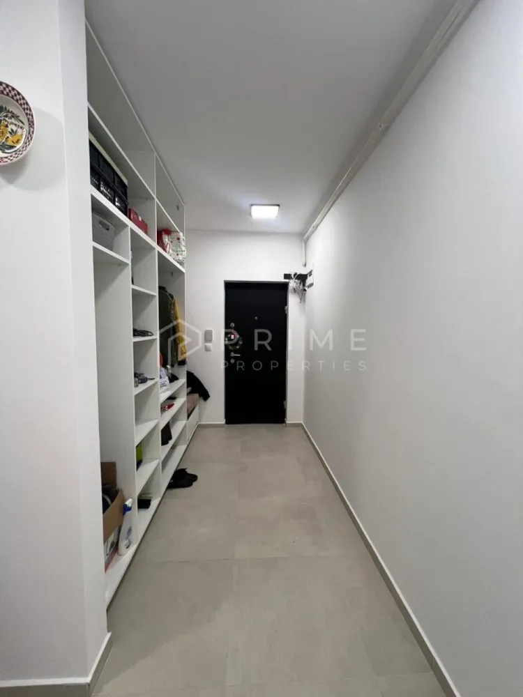 Apartament modern cu 3 camere, bloc nou cu lift și parcare privată - Vă prezentăm spre vânzare un apartament modern cu 3 camere, bloc nou cu lift și parcare privată – Comuna Livezeni. 
Dacă visezi la un apartament luminos, modern și amplasat într-o zonă liniștită, dar aproape de oraș, acest apartament din Comuna Livezeni este alegerea ideală!
Apartamentul se vinde cu mobilă de bucătărie inclusă, iar la cerere poate fi achiziționat complet mobilat – ideal pentru cei care își doresc să se mute imediat, fără bătăi de cap.
Situat la etajul 2 din 4 într-un bloc nou cu lift, apartamentul are o suprafață totală de 70 mp și o compartimentare practică, perfectă pentru confortul zilnic:
- Living cu bucătărie open-space,
- 2 dormitoare,
- 1 baie,
- Balcon spațios,
- Loc de parcare privat, inclus în preț.

Avantaje cheie:
- Bloc nou, cu lift și finisaje moderne
- Etaj intermediar (2 din 4)
- Lumină naturală din abundență
- Zonă liniștită, aer curat, aproape de Târgu Mureș
- Ideal pentru familii tinere sau investiție

La Prime Properties, fiecare tranzacție înseamnă mai mult decât o simplă achiziție – este un proces complet, în care colaborăm cu cei mai buni profesioniști: notari, avocați, designeri, arhitecți, evaluatori, specialiști în certificate energetice, consultanți de credite imobiliare.
Astfel, atunci când alegi o proprietate prin noi, primești la pachet și siguranță, transparență și servicii impecabile pe tot parcursul drumului tău către casa ideală.

Ne dedicăm 100% fiecărui client, iar asta se reflectă în rezultate și în încrederea pe care o primim înapoi prin recomandările lor.
Proprietatea aceasta nu se potrivește exact nevoilor tale?

Lasă-ne să îți găsim alternativa potrivită. Agentul nostru îți va oferi soluții avantajoase și adaptate stilului tău de viață.
📞 Contactează-ne astăzi. Până acum nu am dezamăgit niciun client – și nu vom începe cu tine.
Comision 0% pentru cumpărători