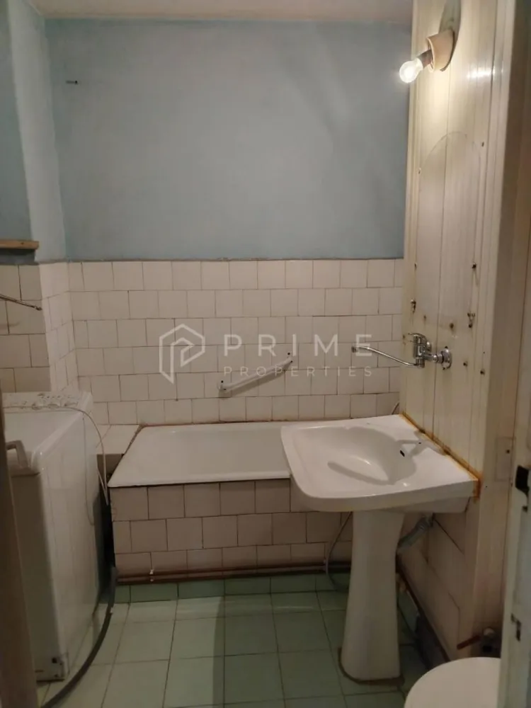Apartament 3 Camere Decomandat – Cartier Tudor (Zona Fortuna) - Vă oferim spre vânzare un apartament cu 3 camere, situat într-una dintre cele mai căutate zone din Târgu Mureș, pe strada Înfrățirii, nr. 2. Proprietatea este ideală pentru cei care își doresc un cămin configurat după propriul gust, necesitând renovare totală.

Detalii Principale:
Locație: Cartier Tudor - Fortuna.
Suprafață utilă: 68,37 mp.

Compartimentare: Decomandat, Confort I.

Etaj: 2.
Structură: 3 camere și 2 băi.
Dotări și Facilități:
Centrală termică proprie deja instalată.
Geamuri termopan de calitate, montate recent (acum doi ani).

Disponibilitate: Imediat ocupabil.

Preț și Contact:
Preț: 117.500 Euro.

Telefon: 0745516102