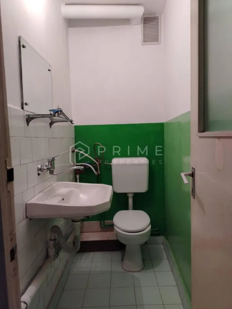 Apartament 3 Camere Decomandat – Cartier Tudor (Zona Fortuna) - Vă oferim spre vânzare un apartament cu 3 camere, situat într-una dintre cele mai căutate zone din Târgu Mureș, pe strada Înfrățirii, nr. 2. Proprietatea este ideală pentru cei care își doresc un cămin configurat după propriul gust, necesitând renovare totală.

Detalii Principale:
Locație: Cartier Tudor - Fortuna.
Suprafață utilă: 68,37 mp.

Compartimentare: Decomandat, Confort I.

Etaj: 2.
Structură: 3 camere și 2 băi.
Dotări și Facilități:
Centrală termică proprie deja instalată.
Geamuri termopan de calitate, montate recent (acum doi ani).

Disponibilitate: Imediat ocupabil.

Preț și Contact:
Preț: 117.500 Euro.

Telefon: 0745516102