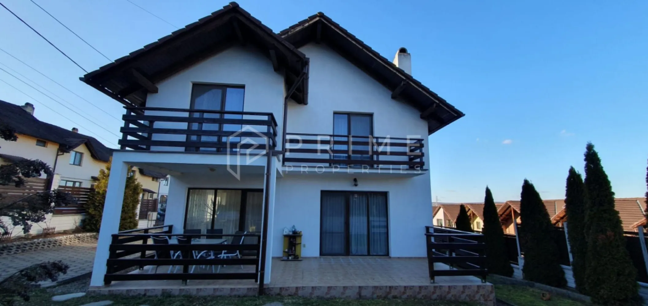 Casă individuală elegantă – Corunca, curte spațioasă - Casă individuală de vânzare – Corunca, zona Pensiunea Koronka
Confort, spațiu și calitate într-o zonă liniștită și bine conectată

Vă propunem spre vânzare o casă individuală spațioasă și elegantă, situată în Corunca, în apropierea Pensiunii Koronka. Proprietatea se remarcă prin suprafețele generoase, compartimentarea practică și atenția la detalii în construcție și finisaje.
📐 Suprafață desfășurată: 220 mp
🏡 Suprafață utilă: 163 mp
🌳 Teren: 528 mp

Compartimentare:
Parter:
Bucătărie open space
Living luminos cu șemineu pe lemne
Baie
Cameră tehnică
Cămară
Spațiu de depozitare sub casa scării
Terasă de 26 mp

Etaj:
3 dormitoare (inclusiv o cameră matrimonială cu baie proprie)
2 băi
Dressing
Casa scării
2 balcoane

Caracteristici tehnice și dotări:
Construcție din cărămidă pe fundație de beton
Izolație exterioară cu polistiren de 10 cm
Acoperiș din țiglă
Tâmplărie cu geam termopan
Încălzire cu centrală termică proprie
Scară interioară din beton îmbrăcată în lemn masiv de stejar, cu balustradă din stejar
Șemineu pe lemne
Toate utilitățile: gaz, curent, apă, canalizare
Curte amenajată:
Suprafață totală teren: 528 mp
Parcare interioară
Curte pavată, gazon îngrijit
Zonă de grătar și relaxare

Alte detalii:
Casa se vinde mobilată complet, conform fotografiilor
Proprietatea este pregătită pentru locuire imediată
Schimb posibil cu apartament 2–3 camere în zona Tudor, la evaluare corectă (diferența se achită de cumpărător)

Avantaje competitive:
Casă individuală într-o zonă liniștită, dar ușor accesibilă
Construcție solidă, materiale premium și finisaje elegante
Spațiu generos, ideal pentru o familie
Curte complet amenajată, cu zonă verde și loc de relaxare

💶 Preț: 227.000 E, negociabil , 
📞 Pentru mai multe detalii sau pentru programarea unei vizionări, vă invităm să ne contactați: 0732336104

Pentru clienții cumpărători, comisionul este 0%.
La Prime Properties, fiecare tranzacție înseamnă mai mult decât o simplă achiziție – este un proces complet, în care colaborăm cu cei mai buni profesioniști: notari, avocați, designeri, arhitecți, evaluatori, specialiști în certificate energetice, consultanți de credite imobiliare.
Astfel, atunci când alegi o proprietate prin noi, primești la pachet și siguranță, transparență și servicii impecabile pe tot parcursul drumului tău către casa ideală.
Ne dedicăm 100% fiecărui client, iar asta se reflectă în rezultate și în încrederea pe care o primim înapoi prin recomandările lor.
Proprietatea aceasta nu se potrivește exact nevoilor tale?
Lasă-ne să îți găsim alternativa potrivită. Agentul nostru îți va oferi soluții avantajoase și adaptate stilului tău de viață.
📞 Contactează-ne astăzi. Până acum nu am dezamăgit niciun client – și nu vom începe cu tine.