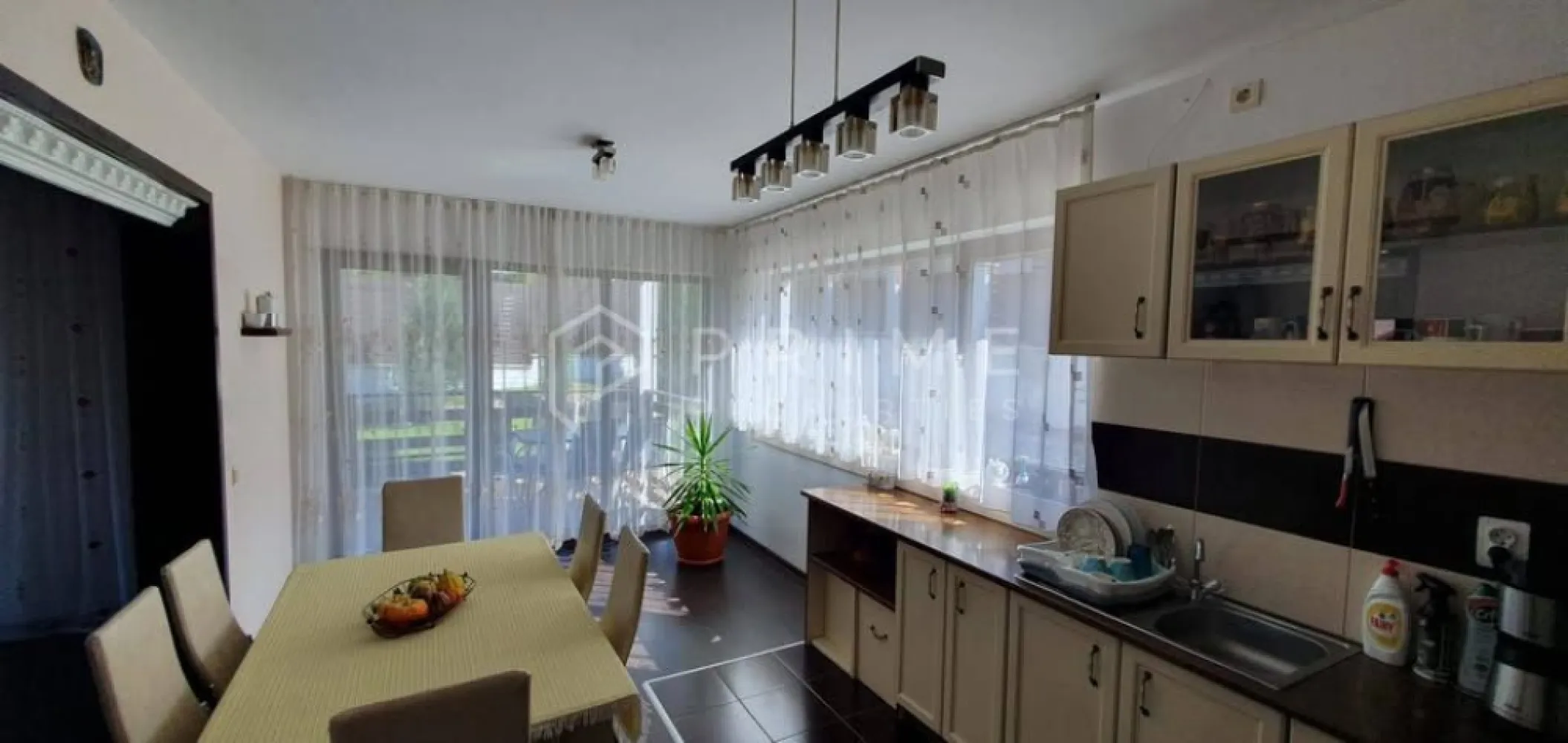 Casă individuală elegantă – Corunca, curte spațioasă - Casă individuală de vânzare – Corunca, zona Pensiunea Koronka
Confort, spațiu și calitate într-o zonă liniștită și bine conectată

Vă propunem spre vânzare o casă individuală spațioasă și elegantă, situată în Corunca, în apropierea Pensiunii Koronka. Proprietatea se remarcă prin suprafețele generoase, compartimentarea practică și atenția la detalii în construcție și finisaje.
📐 Suprafață desfășurată: 220 mp
🏡 Suprafață utilă: 163 mp
🌳 Teren: 528 mp

Compartimentare:
Parter:
Bucătărie open space
Living luminos cu șemineu pe lemne
Baie
Cameră tehnică
Cămară
Spațiu de depozitare sub casa scării
Terasă de 26 mp

Etaj:
3 dormitoare (inclusiv o cameră matrimonială cu baie proprie)
2 băi
Dressing
Casa scării
2 balcoane

Caracteristici tehnice și dotări:
Construcție din cărămidă pe fundație de beton
Izolație exterioară cu polistiren de 10 cm
Acoperiș din țiglă
Tâmplărie cu geam termopan
Încălzire cu centrală termică proprie
Scară interioară din beton îmbrăcată în lemn masiv de stejar, cu balustradă din stejar
Șemineu pe lemne
Toate utilitățile: gaz, curent, apă, canalizare
Curte amenajată:
Suprafață totală teren: 528 mp
Parcare interioară
Curte pavată, gazon îngrijit
Zonă de grătar și relaxare

Alte detalii:
Casa se vinde mobilată complet, conform fotografiilor
Proprietatea este pregătită pentru locuire imediată
Schimb posibil cu apartament 2–3 camere în zona Tudor, la evaluare corectă (diferența se achită de cumpărător)

Avantaje competitive:
Casă individuală într-o zonă liniștită, dar ușor accesibilă
Construcție solidă, materiale premium și finisaje elegante
Spațiu generos, ideal pentru o familie
Curte complet amenajată, cu zonă verde și loc de relaxare

💶 Preț: 227.000 E, negociabil , 
📞 Pentru mai multe detalii sau pentru programarea unei vizionări, vă invităm să ne contactați: 0732336104

Pentru clienții cumpărători, comisionul este 0%.
La Prime Properties, fiecare tranzacție înseamnă mai mult decât o simplă achiziție – este un proces complet, în care colaborăm cu cei mai buni profesioniști: notari, avocați, designeri, arhitecți, evaluatori, specialiști în certificate energetice, consultanți de credite imobiliare.
Astfel, atunci când alegi o proprietate prin noi, primești la pachet și siguranță, transparență și servicii impecabile pe tot parcursul drumului tău către casa ideală.
Ne dedicăm 100% fiecărui client, iar asta se reflectă în rezultate și în încrederea pe care o primim înapoi prin recomandările lor.
Proprietatea aceasta nu se potrivește exact nevoilor tale?
Lasă-ne să îți găsim alternativa potrivită. Agentul nostru îți va oferi soluții avantajoase și adaptate stilului tău de viață.
📞 Contactează-ne astăzi. Până acum nu am dezamăgit niciun client – și nu vom începe cu tine.