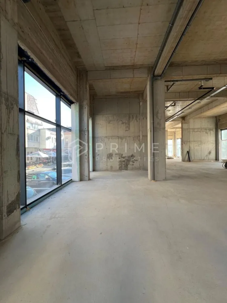 Spațiu comercial premium de închiriat, 200 mp, ultracentral Tg. Mureș - Vă propunem spre închiriere un spațiu comercial de lux, unic pe piața din Târgu Mureș, situat în cea mai bună zonă ultracentrală a orașului.

Suprafață generoasă: 200 mp. 

Vizibilitate excepțională: pereți aproape integral din sticlă, ce asigură luminozitate naturală și o expunere spectaculoasă către traficul pietonal și rutier intens.

Avantaje și caracteristici:
Concept arhitectural modern, spațiu deschis și versatil
Acces facil pietonal și auto
Posibilitate de personalizare în funcție de domeniul de activitate
Potrivit pentru branduri și business-uri premium

Destinații recomandate:
magazine de prezentare produse premium (fashion, tehnologie, design interior, mobilier, corpuri iluminat etc)
supermarketuri de prestigiu
restaurante, cafenele high-class
bănci sau instituții financiare
sală de fittness premium
showroom-uri de lux

📍 Localizare: în inima orașului, zonă ultracentrală cu vad comercial maxim, acces imediat la instituții, sedii de firme, restaurante și zone intens circulate.

📞 Un spațiu premium, pentru un brand premium. Contactează-ne pentru detalii și vizionare!

La Prime Properties, fiecare tranzacție înseamnă mai mult decât o simplă achiziție – este un proces complet, în care colaborăm cu cei mai buni profesioniști: notari, avocați, designeri, arhitecți, evaluatori, specialiști în certificate energetice, consultanți de credite imobiliare.

Ne dedicăm 100% fiecărui client, iar asta se reflectă în rezultate și în încrederea pe care o primim înapoi prin recomandările lor.

Proprietatea aceasta nu se potrivește exact nevoilor tale?

Lasă-ne să îți găsim alternativa potrivită. Agentul nostru îți va oferi soluții avantajoase și adaptate stilului tău de viață.

📞 Contactează-ne astăzi. Până acum nu am dezamăgit niciun client – și nu vom începe cu tine.