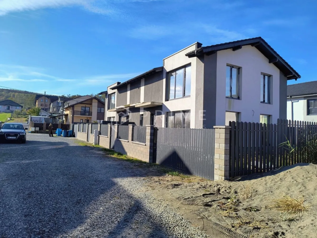 Construcție nouă, zonă liniștită – case 3 dormitoare, teren 250 mp - Case individuale tip duplex – construcție premium, Livezeni, strada Subpădure
Calitate, confort și siguranță într-un cartier rezidențial nou

Vă propunem spre vânzare case individuale de tip duplex, construite la standarde superioare de calitate, în zona Livezeni – strada Subpădure, una dintre cele mai căutate și liniștite zone rezidențiale de lângă Târgu Mureș.
Locuințele sunt gândite pentru familii care își doresc confort, intimitate și eficiență energetică, într-un ansamblu modern, cu acces rapid la punctele de interes urban.

📍 Locație premium:
5 minute de Shopping City Târgu Mureș
În proximitate: Spitalul Clinic Universitar „George Emil Palade”, Clinica de Recuperare Hiperbară, Centrul Kinetica
Supermarketuri, farmacii, stații de autobuz și alte facilități în apropiere

Detalii tehnice și structurale:
Tip construcție: duplex individual, separat termic și fonic – confort total și intimitate
Suprafață construită: 150 mp
Suprafață utilă: 117 mp + 11 mp terase
Teren: 250 mp

Compartimentare:
Living generos: 31 mp
Bucătărie ( se poate separa cu ușă sau transforma în open space ) : 12,3 mp
3 dormitoare
2 băi

Calitate superioară în fiecare detaliu:
Fundații continue din beton armat (adâncime 2 m)
Zidărie portantă Cemacon Evoceramic 290x240x238 mm
Zid dublu între clădiri, complet izolat termic și fonic – practic locuințe individuale
Izolație exterioară cu vată bazaltică Rockwool Frontrock 100, tenxuială și sub vată la exterior
Tencuială decorativă silicatică albă și gri antracit
Tâmplărie PVC Salamander GreenEvolution tripan 44 mm Argon, culoare antracit
Acoperiș din țiglă de beton NovaTop antracit, cu izolație Rockwool 15 cm
Ferestre de mansardă VELUX GZL MK06 (78x118) – cu posibilitate de suplimentare

Interior & confort:
Compartimentări din cărămidă Cemacon Evoceramic – izolare fonică excelentă
Pereți finisați, vopsiți cu vopsea antibacteriană Caparol
Încălzire în pardoseală la parter și etaj + radiatoare port-prosop în băi
Instalații sanitare și electrice montate pe poziție
Posibilitate de integrare sistem Smart Home

Exterior:
Curte complet îngrădită și amenajată, balcoane stil franțuzesc.
Gard din beton armat cu bolțari decorativi și șipci metalice vopsite electrostatic (gri antracit)
2 locuri de parcare private + acces pe drum privat (8 m lățime), , poarta cu automatizare.

Stadiu și opțiuni:
Se predă semifinisată la interior și finisată complet la exterior
La cerere, disponibilă și varianta la cheie, cu finisaje personalizabile

💶 Preț: 173.000 € (TVA inclus)
📐 Teren: 250 mp

Avantaje competitive:
Locație liniștită, dar aproape de oraș
Construcție premium, materiale durabile și termoizolație excelentă
Costuri reduse de întreținere
Cartier rezidențial nou, drum privat, comunitate selectă

📞 Pentru detalii suplimentare sau programarea unei vizionări, contactați-ne cu încredere:
👉 www.prime-properties.ro
 📞 0732 336 104
Pentru clienții cumpărători, comisionul este 0%.