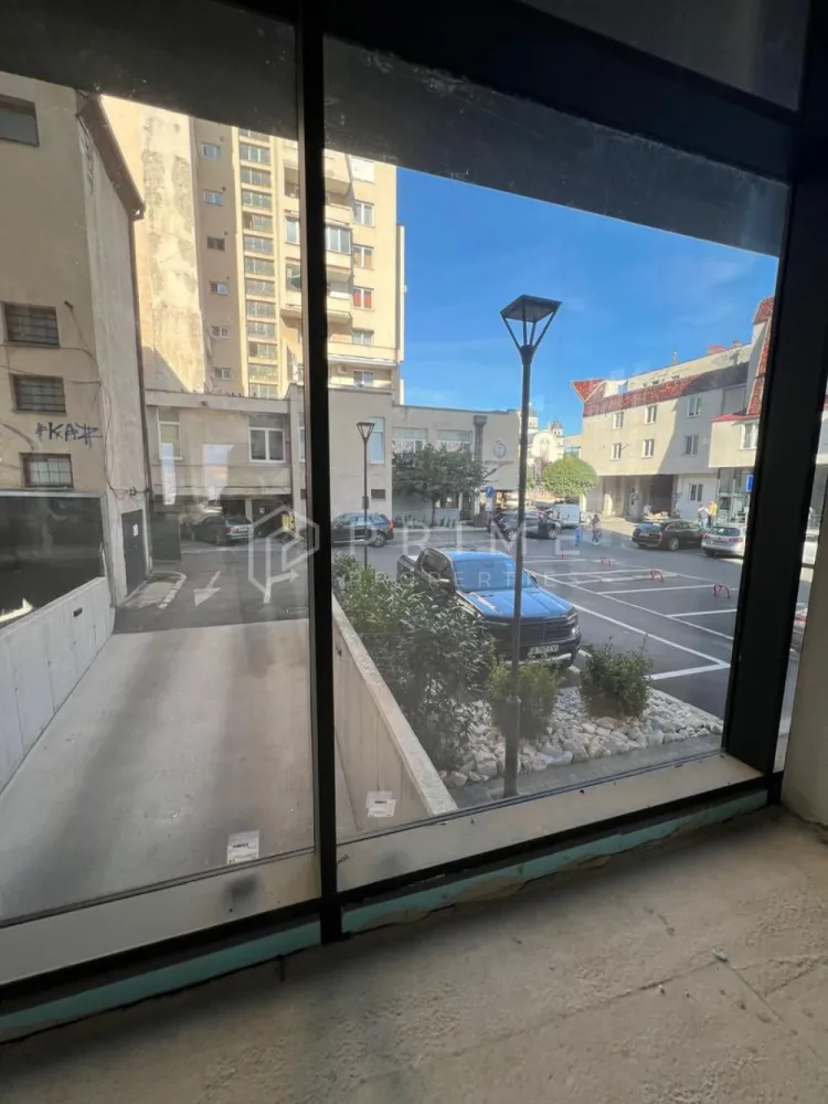 Spațiu comercial premium de închiriat, 200 mp, ultracentral Tg. Mureș - Vă propunem spre închiriere un spațiu comercial de lux, unic pe piața din Târgu Mureș, situat în cea mai bună zonă ultracentrală a orașului.

Suprafață generoasă: 200 mp. 

Vizibilitate excepțională: pereți aproape integral din sticlă, ce asigură luminozitate naturală și o expunere spectaculoasă către traficul pietonal și rutier intens.

Avantaje și caracteristici:
Concept arhitectural modern, spațiu deschis și versatil
Acces facil pietonal și auto
Posibilitate de personalizare în funcție de domeniul de activitate
Potrivit pentru branduri și business-uri premium

Destinații recomandate:
magazine de prezentare produse premium (fashion, tehnologie, design interior, mobilier, corpuri iluminat etc)
supermarketuri de prestigiu
restaurante, cafenele high-class
bănci sau instituții financiare
sală de fittness premium
showroom-uri de lux

📍 Localizare: în inima orașului, zonă ultracentrală cu vad comercial maxim, acces imediat la instituții, sedii de firme, restaurante și zone intens circulate.

📞 Un spațiu premium, pentru un brand premium. Contactează-ne pentru detalii și vizionare!

La Prime Properties, fiecare tranzacție înseamnă mai mult decât o simplă achiziție – este un proces complet, în care colaborăm cu cei mai buni profesioniști: notari, avocați, designeri, arhitecți, evaluatori, specialiști în certificate energetice, consultanți de credite imobiliare.

Ne dedicăm 100% fiecărui client, iar asta se reflectă în rezultate și în încrederea pe care o primim înapoi prin recomandările lor.

Proprietatea aceasta nu se potrivește exact nevoilor tale?

Lasă-ne să îți găsim alternativa potrivită. Agentul nostru îți va oferi soluții avantajoase și adaptate stilului tău de viață.

📞 Contactează-ne astăzi. Până acum nu am dezamăgit niciun client – și nu vom începe cu tine.