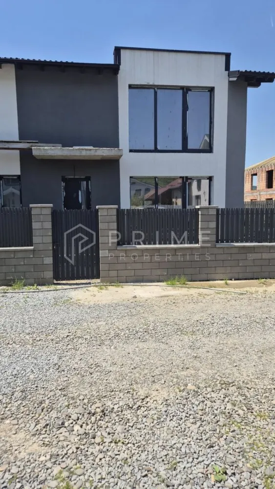 Construcție nouă, zonă liniștită – case 3 dormitoare, teren 250 mp - Case individuale tip duplex – construcție premium, Livezeni, strada Subpădure
Calitate, confort și siguranță într-un cartier rezidențial nou

Vă propunem spre vânzare case individuale de tip duplex, construite la standarde superioare de calitate, în zona Livezeni – strada Subpădure, una dintre cele mai căutate și liniștite zone rezidențiale de lângă Târgu Mureș.
Locuințele sunt gândite pentru familii care își doresc confort, intimitate și eficiență energetică, într-un ansamblu modern, cu acces rapid la punctele de interes urban.

📍 Locație premium:
5 minute de Shopping City Târgu Mureș
În proximitate: Spitalul Clinic Universitar „George Emil Palade”, Clinica de Recuperare Hiperbară, Centrul Kinetica
Supermarketuri, farmacii, stații de autobuz și alte facilități în apropiere

Detalii tehnice și structurale:
Tip construcție: duplex individual, separat termic și fonic – confort total și intimitate
Suprafață construită: 150 mp
Suprafață utilă: 117 mp + 11 mp terase
Teren: 250 mp

Compartimentare:
Living generos: 31 mp
Bucătărie ( se poate separa cu ușă sau transforma în open space ) : 12,3 mp
3 dormitoare
2 băi

Calitate superioară în fiecare detaliu:
Fundații continue din beton armat (adâncime 2 m)
Zidărie portantă Cemacon Evoceramic 290x240x238 mm
Zid dublu între clădiri, complet izolat termic și fonic – practic locuințe individuale
Izolație exterioară cu vată bazaltică Rockwool Frontrock 100, tenxuială și sub vată la exterior
Tencuială decorativă silicatică albă și gri antracit
Tâmplărie PVC Salamander GreenEvolution tripan 44 mm Argon, culoare antracit
Acoperiș din țiglă de beton NovaTop antracit, cu izolație Rockwool 15 cm
Ferestre de mansardă VELUX GZL MK06 (78x118) – cu posibilitate de suplimentare

Interior & confort:
Compartimentări din cărămidă Cemacon Evoceramic – izolare fonică excelentă
Pereți finisați, vopsiți cu vopsea antibacteriană Caparol
Încălzire în pardoseală la parter și etaj + radiatoare port-prosop în băi
Instalații sanitare și electrice montate pe poziție
Posibilitate de integrare sistem Smart Home

Exterior:
Curte complet îngrădită și amenajată, balcoane stil franțuzesc.
Gard din beton armat cu bolțari decorativi și șipci metalice vopsite electrostatic (gri antracit)
2 locuri de parcare private + acces pe drum privat (8 m lățime), , poarta cu automatizare.

Stadiu și opțiuni:
Se predă semifinisată la interior și finisată complet la exterior
La cerere, disponibilă și varianta la cheie, cu finisaje personalizabile

💶 Preț: 173.000 € (TVA inclus)
📐 Teren: 250 mp

Avantaje competitive:
Locație liniștită, dar aproape de oraș
Construcție premium, materiale durabile și termoizolație excelentă
Costuri reduse de întreținere
Cartier rezidențial nou, drum privat, comunitate selectă

📞 Pentru detalii suplimentare sau programarea unei vizionări, contactați-ne cu încredere:
👉 www.prime-properties.ro
 📞 0732 336 104
Pentru clienții cumpărători, comisionul este 0%.
