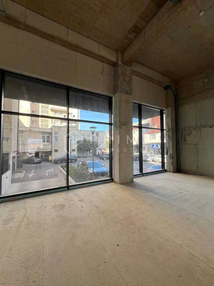 Spațiu comercial premium de închiriat, 200 mp, ultracentral Tg. Mureș - Vă propunem spre închiriere un spațiu comercial de lux, unic pe piața din Târgu Mureș, situat în cea mai bună zonă ultracentrală a orașului.

Suprafață generoasă: 200 mp. 

Vizibilitate excepțională: pereți aproape integral din sticlă, ce asigură luminozitate naturală și o expunere spectaculoasă către traficul pietonal și rutier intens.

Avantaje și caracteristici:
Concept arhitectural modern, spațiu deschis și versatil
Acces facil pietonal și auto
Posibilitate de personalizare în funcție de domeniul de activitate
Potrivit pentru branduri și business-uri premium

Destinații recomandate:
magazine de prezentare produse premium (fashion, tehnologie, design interior, mobilier, corpuri iluminat etc)
supermarketuri de prestigiu
restaurante, cafenele high-class
bănci sau instituții financiare
sală de fittness premium
showroom-uri de lux

📍 Localizare: în inima orașului, zonă ultracentrală cu vad comercial maxim, acces imediat la instituții, sedii de firme, restaurante și zone intens circulate.

📞 Un spațiu premium, pentru un brand premium. Contactează-ne pentru detalii și vizionare!

La Prime Properties, fiecare tranzacție înseamnă mai mult decât o simplă achiziție – este un proces complet, în care colaborăm cu cei mai buni profesioniști: notari, avocați, designeri, arhitecți, evaluatori, specialiști în certificate energetice, consultanți de credite imobiliare.

Ne dedicăm 100% fiecărui client, iar asta se reflectă în rezultate și în încrederea pe care o primim înapoi prin recomandările lor.

Proprietatea aceasta nu se potrivește exact nevoilor tale?

Lasă-ne să îți găsim alternativa potrivită. Agentul nostru îți va oferi soluții avantajoase și adaptate stilului tău de viață.

📞 Contactează-ne astăzi. Până acum nu am dezamăgit niciun client – și nu vom începe cu tine.