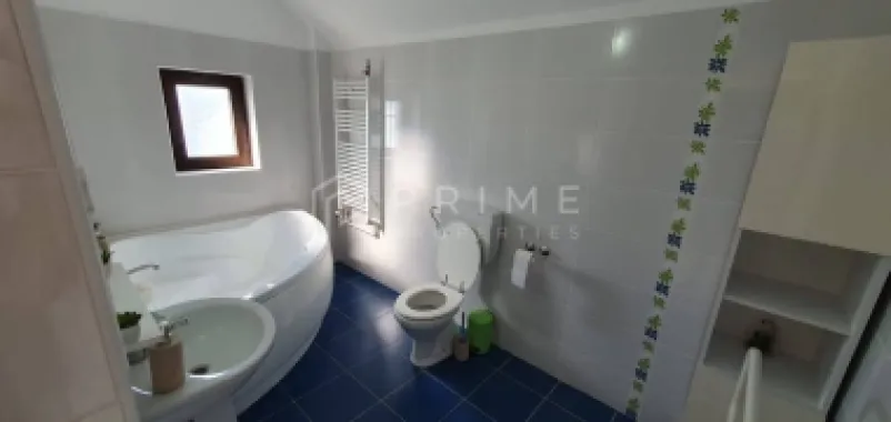 Casă individuală elegantă – Corunca, curte spațioasă