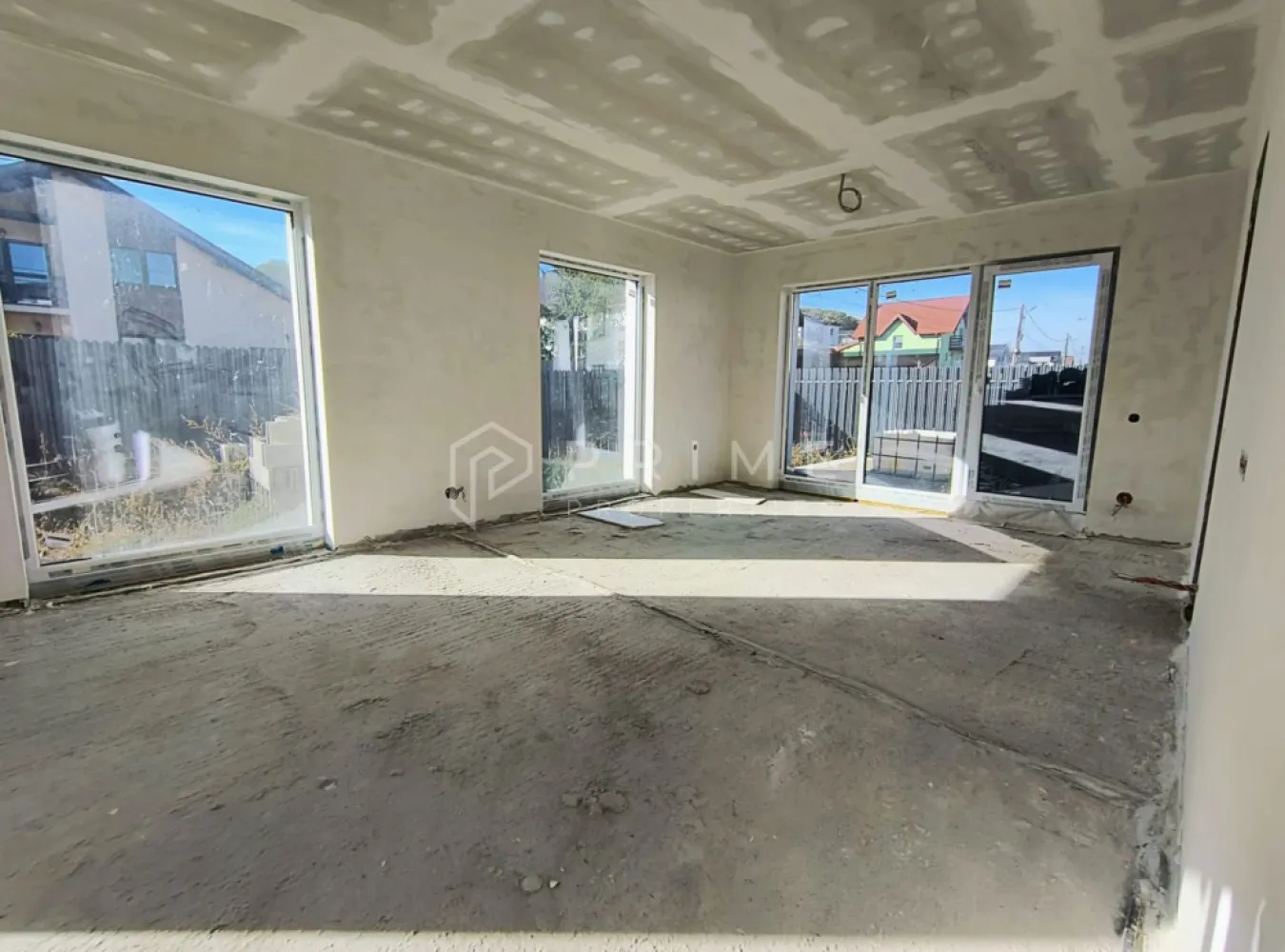 Construcție nouă, zonă liniștită – case 3 dormitoare, teren 250 mp - Case individuale tip duplex – construcție premium, Livezeni, strada Subpădure
Calitate, confort și siguranță într-un cartier rezidențial nou

Vă propunem spre vânzare case individuale de tip duplex, construite la standarde superioare de calitate, în zona Livezeni – strada Subpădure, una dintre cele mai căutate și liniștite zone rezidențiale de lângă Târgu Mureș.
Locuințele sunt gândite pentru familii care își doresc confort, intimitate și eficiență energetică, într-un ansamblu modern, cu acces rapid la punctele de interes urban.

📍 Locație premium:
5 minute de Shopping City Târgu Mureș
În proximitate: Spitalul Clinic Universitar „George Emil Palade”, Clinica de Recuperare Hiperbară, Centrul Kinetica
Supermarketuri, farmacii, stații de autobuz și alte facilități în apropiere

Detalii tehnice și structurale:
Tip construcție: duplex individual, separat termic și fonic – confort total și intimitate
Suprafață construită: 150 mp
Suprafață utilă: 117 mp + 11 mp terase
Teren: 250 mp

Compartimentare:
Living generos: 31 mp
Bucătărie ( se poate separa cu ușă sau transforma în open space ) : 12,3 mp
3 dormitoare
2 băi

Calitate superioară în fiecare detaliu:
Fundații continue din beton armat (adâncime 2 m)
Zidărie portantă Cemacon Evoceramic 290x240x238 mm
Zid dublu între clădiri, complet izolat termic și fonic – practic locuințe individuale
Izolație exterioară cu vată bazaltică Rockwool Frontrock 100, tenxuială și sub vată la exterior
Tencuială decorativă silicatică albă și gri antracit
Tâmplărie PVC Salamander GreenEvolution tripan 44 mm Argon, culoare antracit
Acoperiș din țiglă de beton NovaTop antracit, cu izolație Rockwool 15 cm
Ferestre de mansardă VELUX GZL MK06 (78x118) – cu posibilitate de suplimentare

Interior & confort:
Compartimentări din cărămidă Cemacon Evoceramic – izolare fonică excelentă
Pereți finisați, vopsiți cu vopsea antibacteriană Caparol
Încălzire în pardoseală la parter și etaj + radiatoare port-prosop în băi
Instalații sanitare și electrice montate pe poziție
Posibilitate de integrare sistem Smart Home

Exterior:
Curte complet îngrădită și amenajată, balcoane stil franțuzesc.
Gard din beton armat cu bolțari decorativi și șipci metalice vopsite electrostatic (gri antracit)
2 locuri de parcare private + acces pe drum privat (8 m lățime), , poarta cu automatizare.

Stadiu și opțiuni:
Se predă semifinisată la interior și finisată complet la exterior
La cerere, disponibilă și varianta la cheie, cu finisaje personalizabile

💶 Preț: 173.000 € (TVA inclus)
📐 Teren: 250 mp

Avantaje competitive:
Locație liniștită, dar aproape de oraș
Construcție premium, materiale durabile și termoizolație excelentă
Costuri reduse de întreținere
Cartier rezidențial nou, drum privat, comunitate selectă

📞 Pentru detalii suplimentare sau programarea unei vizionări, contactați-ne cu încredere:
👉 www.prime-properties.ro
 📞 0732 336 104
Pentru clienții cumpărători, comisionul este 0%.