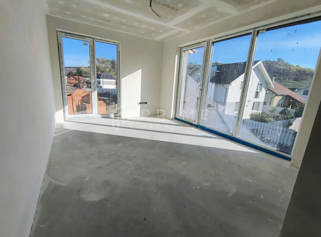 Construcție nouă, zonă liniștită – case 3 dormitoare, teren 250 mp - Case individuale tip duplex – construcție premium, Livezeni, strada Subpădure
Calitate, confort și siguranță într-un cartier rezidențial nou

Vă propunem spre vânzare case individuale de tip duplex, construite la standarde superioare de calitate, în zona Livezeni – strada Subpădure, una dintre cele mai căutate și liniștite zone rezidențiale de lângă Târgu Mureș.
Locuințele sunt gândite pentru familii care își doresc confort, intimitate și eficiență energetică, într-un ansamblu modern, cu acces rapid la punctele de interes urban.

📍 Locație premium:
5 minute de Shopping City Târgu Mureș
În proximitate: Spitalul Clinic Universitar „George Emil Palade”, Clinica de Recuperare Hiperbară, Centrul Kinetica
Supermarketuri, farmacii, stații de autobuz și alte facilități în apropiere

Detalii tehnice și structurale:
Tip construcție: duplex individual, separat termic și fonic – confort total și intimitate
Suprafață construită: 150 mp
Suprafață utilă: 117 mp + 11 mp terase
Teren: 250 mp

Compartimentare:
Living generos: 31 mp
Bucătărie ( se poate separa cu ușă sau transforma în open space ) : 12,3 mp
3 dormitoare
2 băi

Calitate superioară în fiecare detaliu:
Fundații continue din beton armat (adâncime 2 m)
Zidărie portantă Cemacon Evoceramic 290x240x238 mm
Zid dublu între clădiri, complet izolat termic și fonic – practic locuințe individuale
Izolație exterioară cu vată bazaltică Rockwool Frontrock 100, tenxuială și sub vată la exterior
Tencuială decorativă silicatică albă și gri antracit
Tâmplărie PVC Salamander GreenEvolution tripan 44 mm Argon, culoare antracit
Acoperiș din țiglă de beton NovaTop antracit, cu izolație Rockwool 15 cm
Ferestre de mansardă VELUX GZL MK06 (78x118) – cu posibilitate de suplimentare

Interior & confort:
Compartimentări din cărămidă Cemacon Evoceramic – izolare fonică excelentă
Pereți finisați, vopsiți cu vopsea antibacteriană Caparol
Încălzire în pardoseală la parter și etaj + radiatoare port-prosop în băi
Instalații sanitare și electrice montate pe poziție
Posibilitate de integrare sistem Smart Home

Exterior:
Curte complet îngrădită și amenajată, balcoane stil franțuzesc.
Gard din beton armat cu bolțari decorativi și șipci metalice vopsite electrostatic (gri antracit)
2 locuri de parcare private + acces pe drum privat (8 m lățime), , poarta cu automatizare.

Stadiu și opțiuni:
Se predă semifinisată la interior și finisată complet la exterior
La cerere, disponibilă și varianta la cheie, cu finisaje personalizabile

💶 Preț: 173.000 € (TVA inclus)
📐 Teren: 250 mp

Avantaje competitive:
Locație liniștită, dar aproape de oraș
Construcție premium, materiale durabile și termoizolație excelentă
Costuri reduse de întreținere
Cartier rezidențial nou, drum privat, comunitate selectă

📞 Pentru detalii suplimentare sau programarea unei vizionări, contactați-ne cu încredere:
👉 www.prime-properties.ro
 📞 0732 336 104
Pentru clienții cumpărători, comisionul este 0%.