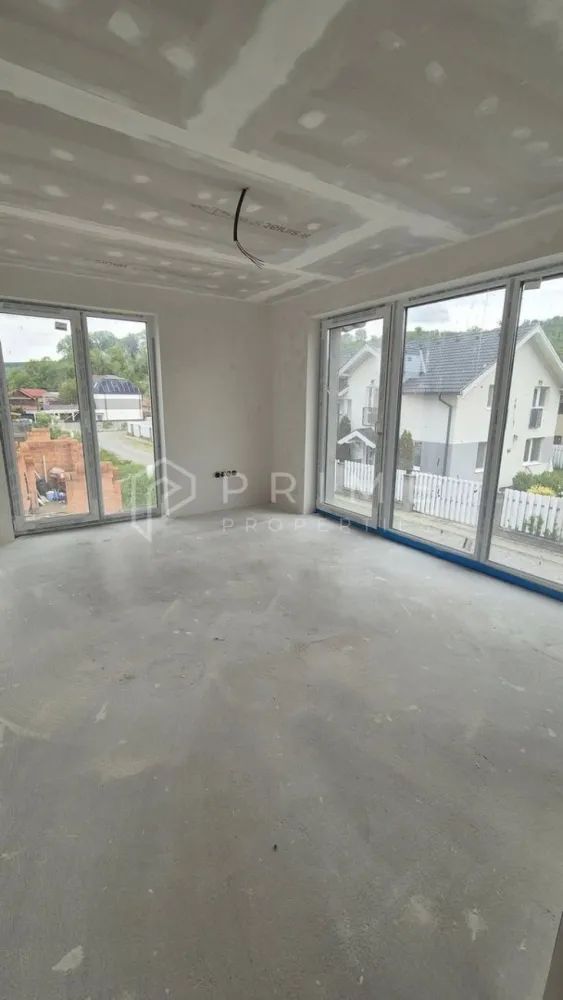 Construcție nouă, zonă liniștită – case 3 dormitoare, teren 250 mp - Case individuale tip duplex – construcție premium, Livezeni, strada Subpădure
Calitate, confort și siguranță într-un cartier rezidențial nou

Vă propunem spre vânzare case individuale de tip duplex, construite la standarde superioare de calitate, în zona Livezeni – strada Subpădure, una dintre cele mai căutate și liniștite zone rezidențiale de lângă Târgu Mureș.
Locuințele sunt gândite pentru familii care își doresc confort, intimitate și eficiență energetică, într-un ansamblu modern, cu acces rapid la punctele de interes urban.

📍 Locație premium:
5 minute de Shopping City Târgu Mureș
În proximitate: Spitalul Clinic Universitar „George Emil Palade”, Clinica de Recuperare Hiperbară, Centrul Kinetica
Supermarketuri, farmacii, stații de autobuz și alte facilități în apropiere

Detalii tehnice și structurale:
Tip construcție: duplex individual, separat termic și fonic – confort total și intimitate
Suprafață construită: 150 mp
Suprafață utilă: 117 mp + 11 mp terase
Teren: 250 mp

Compartimentare:
Living generos: 31 mp
Bucătărie ( se poate separa cu ușă sau transforma în open space ) : 12,3 mp
3 dormitoare
2 băi

Calitate superioară în fiecare detaliu:
Fundații continue din beton armat (adâncime 2 m)
Zidărie portantă Cemacon Evoceramic 290x240x238 mm
Zid dublu între clădiri, complet izolat termic și fonic – practic locuințe individuale
Izolație exterioară cu vată bazaltică Rockwool Frontrock 100, tenxuială și sub vată la exterior
Tencuială decorativă silicatică albă și gri antracit
Tâmplărie PVC Salamander GreenEvolution tripan 44 mm Argon, culoare antracit
Acoperiș din țiglă de beton NovaTop antracit, cu izolație Rockwool 15 cm
Ferestre de mansardă VELUX GZL MK06 (78x118) – cu posibilitate de suplimentare

Interior & confort:
Compartimentări din cărămidă Cemacon Evoceramic – izolare fonică excelentă
Pereți finisați, vopsiți cu vopsea antibacteriană Caparol
Încălzire în pardoseală la parter și etaj + radiatoare port-prosop în băi
Instalații sanitare și electrice montate pe poziție
Posibilitate de integrare sistem Smart Home

Exterior:
Curte complet îngrădită și amenajată, balcoane stil franțuzesc.
Gard din beton armat cu bolțari decorativi și șipci metalice vopsite electrostatic (gri antracit)
2 locuri de parcare private + acces pe drum privat (8 m lățime), , poarta cu automatizare.

Stadiu și opțiuni:
Se predă semifinisată la interior și finisată complet la exterior
La cerere, disponibilă și varianta la cheie, cu finisaje personalizabile

💶 Preț: 173.000 € (TVA inclus)
📐 Teren: 250 mp

Avantaje competitive:
Locație liniștită, dar aproape de oraș
Construcție premium, materiale durabile și termoizolație excelentă
Costuri reduse de întreținere
Cartier rezidențial nou, drum privat, comunitate selectă

📞 Pentru detalii suplimentare sau programarea unei vizionări, contactați-ne cu încredere:
👉 www.prime-properties.ro
 📞 0732 336 104
Pentru clienții cumpărători, comisionul este 0%.