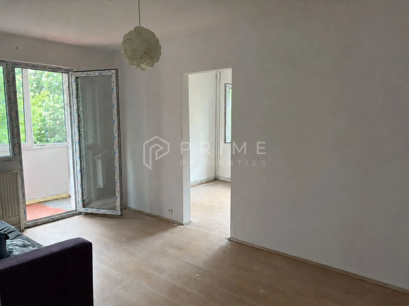 Apartament cu 3 camere, etaj 2 – Zona Dâmbul Pietros - Vă propunem spre vânzare un apartament cu 3 camere situat într-o zonă recunoscută pentru liniște și accesibilitate din cartierul Dâmbul Pietros. Proprietatea se află la etajul 2, oferind un confort sporit prin regimul său de înălțime intermediar.

Compartimentare:
Locuința este compartimentată practic, fiind compusă din:

3 camere spațioase
Bucătărie
Baie
Hol
Balcon

Stare și dotări:
Apartamentul a fost pregătit pentru noii proprietari, beneficiind de următoarele îmbunătățiri:

Zugrăvit integral: Interiorul a fost reîmprospătat complet prin zugrăvire.
Tâmplărie: Au fost montate geamuri termopan la balcon și în majoritatea camerelor, oferind izolare termică și fonică (cu excepția băii și a unei camere).
Disponibilitate: Proprietatea este pregătită pentru a fi preluată și personalizată după preferințele viitorilor proprietari.

Localizare și facilități:
Situat într-o zonă foarte liniștită, apartamentul beneficiază de o proximitate excelentă față de punctele de interes majore:

Acces facil către centura orașului.
În imediata apropiere se află instituții de învățământ (școală, grădiniță), magazine și stații ale mijloacelor de transport în comun.

Această proprietate reprezintă o opțiune ideală pentru o familie care caută un cămin într-un mediu liniștit, dar bine conectat la facilitățile urbane.