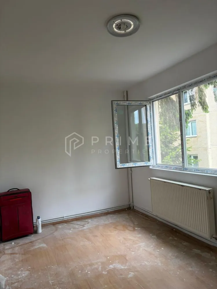 Apartament cu 3 camere, etaj 2 – Zona Dâmbul Pietros - Vă propunem spre vânzare un apartament cu 3 camere situat într-o zonă recunoscută pentru liniște și accesibilitate din cartierul Dâmbul Pietros. Proprietatea se află la etajul 2, oferind un confort sporit prin regimul său de înălțime intermediar.

Compartimentare:
Locuința este compartimentată practic, fiind compusă din:

3 camere spațioase
Bucătărie
Baie
Hol
Balcon

Stare și dotări:
Apartamentul a fost pregătit pentru noii proprietari, beneficiind de următoarele îmbunătățiri:

Zugrăvit integral: Interiorul a fost reîmprospătat complet prin zugrăvire.
Tâmplărie: Au fost montate geamuri termopan la balcon și în majoritatea camerelor, oferind izolare termică și fonică (cu excepția băii și a unei camere).
Disponibilitate: Proprietatea este pregătită pentru a fi preluată și personalizată după preferințele viitorilor proprietari.

Localizare și facilități:
Situat într-o zonă foarte liniștită, apartamentul beneficiază de o proximitate excelentă față de punctele de interes majore:

Acces facil către centura orașului.
În imediata apropiere se află instituții de învățământ (școală, grădiniță), magazine și stații ale mijloacelor de transport în comun.

Această proprietate reprezintă o opțiune ideală pentru o familie care caută un cămin într-un mediu liniștit, dar bine conectat la facilitățile urbane.