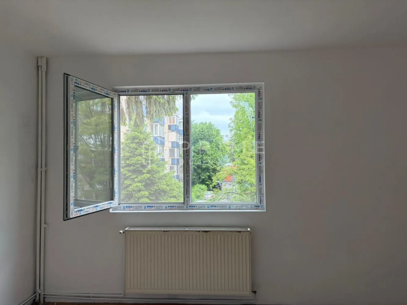 Apartament cu 3 camere, etaj 2 – Zona Dâmbul Pietros - Vă propunem spre vânzare un apartament cu 3 camere situat într-o zonă recunoscută pentru liniște și accesibilitate din cartierul Dâmbul Pietros. Proprietatea se află la etajul 2, oferind un confort sporit prin regimul său de înălțime intermediar.

Compartimentare:
Locuința este compartimentată practic, fiind compusă din:

3 camere spațioase
Bucătărie
Baie
Hol
Balcon

Stare și dotări:
Apartamentul a fost pregătit pentru noii proprietari, beneficiind de următoarele îmbunătățiri:

Zugrăvit integral: Interiorul a fost reîmprospătat complet prin zugrăvire.
Tâmplărie: Au fost montate geamuri termopan la balcon și în majoritatea camerelor, oferind izolare termică și fonică (cu excepția băii și a unei camere).
Disponibilitate: Proprietatea este pregătită pentru a fi preluată și personalizată după preferințele viitorilor proprietari.

Localizare și facilități:
Situat într-o zonă foarte liniștită, apartamentul beneficiază de o proximitate excelentă față de punctele de interes majore:

Acces facil către centura orașului.
În imediata apropiere se află instituții de învățământ (școală, grădiniță), magazine și stații ale mijloacelor de transport în comun.

Această proprietate reprezintă o opțiune ideală pentru o familie care caută un cămin într-un mediu liniștit, dar bine conectat la facilitățile urbane.