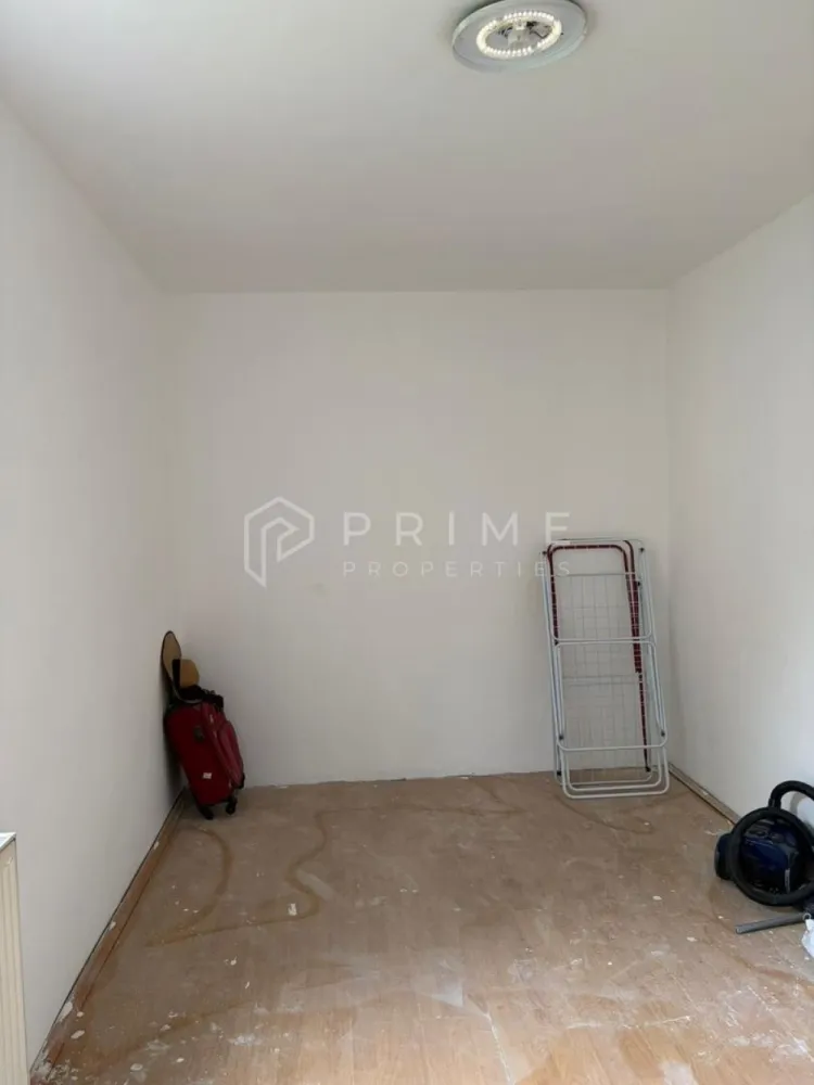Apartament cu 3 camere, etaj 2 – Zona Dâmbul Pietros - Vă propunem spre vânzare un apartament cu 3 camere situat într-o zonă recunoscută pentru liniște și accesibilitate din cartierul Dâmbul Pietros. Proprietatea se află la etajul 2, oferind un confort sporit prin regimul său de înălțime intermediar.

Compartimentare:
Locuința este compartimentată practic, fiind compusă din:

3 camere spațioase
Bucătărie
Baie
Hol
Balcon

Stare și dotări:
Apartamentul a fost pregătit pentru noii proprietari, beneficiind de următoarele îmbunătățiri:

Zugrăvit integral: Interiorul a fost reîmprospătat complet prin zugrăvire.
Tâmplărie: Au fost montate geamuri termopan la balcon și în majoritatea camerelor, oferind izolare termică și fonică (cu excepția băii și a unei camere).
Disponibilitate: Proprietatea este pregătită pentru a fi preluată și personalizată după preferințele viitorilor proprietari.

Localizare și facilități:
Situat într-o zonă foarte liniștită, apartamentul beneficiază de o proximitate excelentă față de punctele de interes majore:

Acces facil către centura orașului.
În imediata apropiere se află instituții de învățământ (școală, grădiniță), magazine și stații ale mijloacelor de transport în comun.

Această proprietate reprezintă o opțiune ideală pentru o familie care caută un cămin într-un mediu liniștit, dar bine conectat la facilitățile urbane.