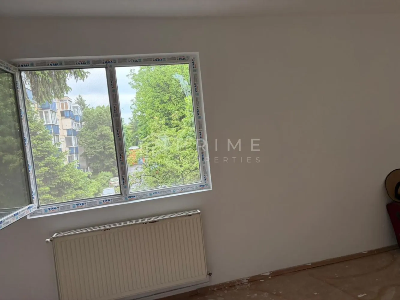 Apartament cu 3 camere, etaj 2 – Zona Dâmbul Pietros - Vă propunem spre vânzare un apartament cu 3 camere situat într-o zonă recunoscută pentru liniște și accesibilitate din cartierul Dâmbul Pietros. Proprietatea se află la etajul 2, oferind un confort sporit prin regimul său de înălțime intermediar.

Compartimentare:
Locuința este compartimentată practic, fiind compusă din:

3 camere spațioase
Bucătărie
Baie
Hol
Balcon

Stare și dotări:
Apartamentul a fost pregătit pentru noii proprietari, beneficiind de următoarele îmbunătățiri:

Zugrăvit integral: Interiorul a fost reîmprospătat complet prin zugrăvire.
Tâmplărie: Au fost montate geamuri termopan la balcon și în majoritatea camerelor, oferind izolare termică și fonică (cu excepția băii și a unei camere).
Disponibilitate: Proprietatea este pregătită pentru a fi preluată și personalizată după preferințele viitorilor proprietari.

Localizare și facilități:
Situat într-o zonă foarte liniștită, apartamentul beneficiază de o proximitate excelentă față de punctele de interes majore:

Acces facil către centura orașului.
În imediata apropiere se află instituții de învățământ (școală, grădiniță), magazine și stații ale mijloacelor de transport în comun.

Această proprietate reprezintă o opțiune ideală pentru o familie care caută un cămin într-un mediu liniștit, dar bine conectat la facilitățile urbane.