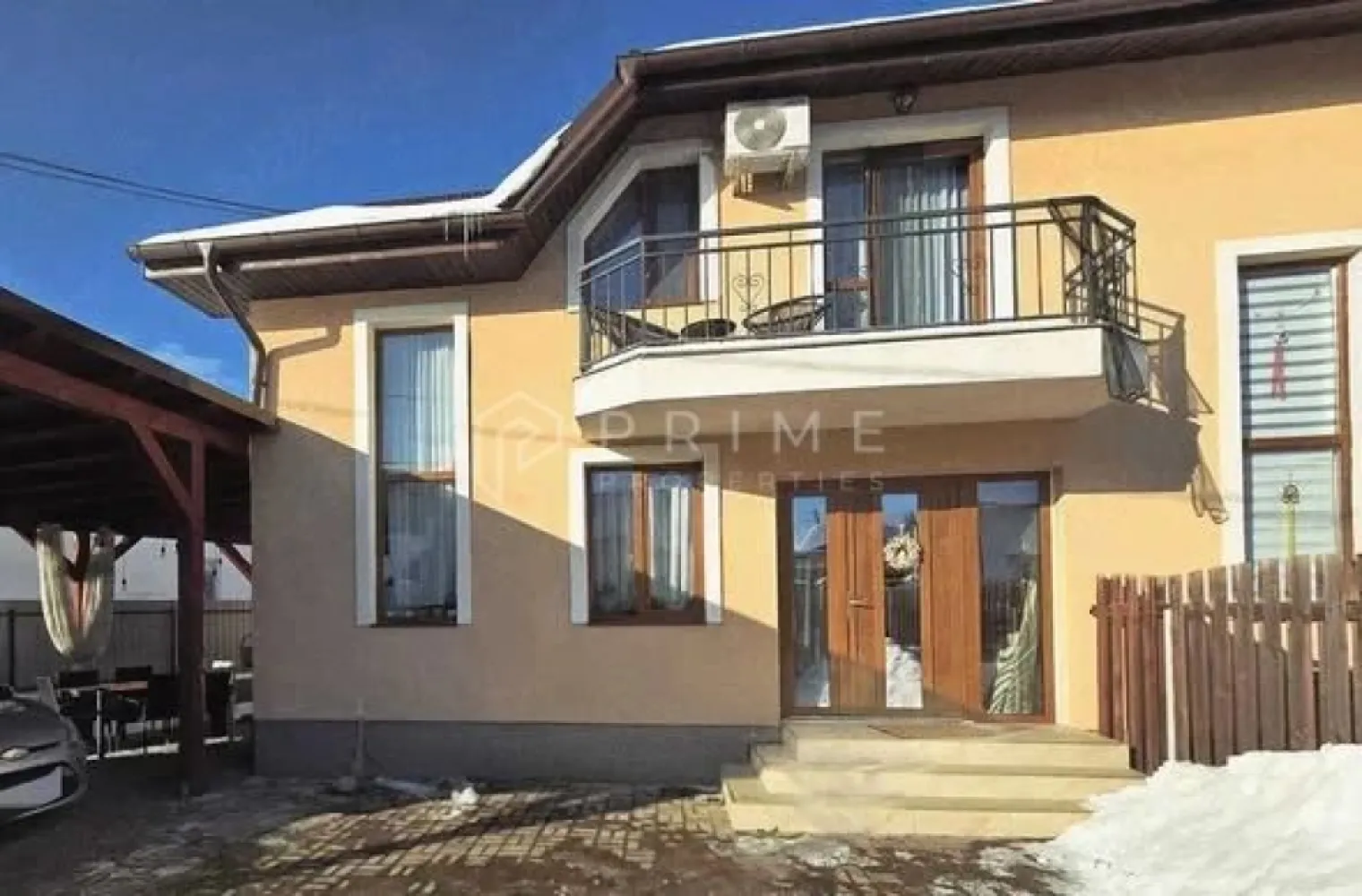 Casă familială spațioasă în zonă liniștită | Sângeorgiu de Mureș | - Vă prezentăm spre vânzare o proprietate gândită pentru viața de familie. 
Proprietatea este unitatea de pe colț al unui triplex, construită în 2018 cu materiale de calitate. 
Casa beneficiază de un living generos și luminos la parter, trei dormitoare la etaj și o curte cu gazon ideal pentru relaxare. 
Parterul oferă o bucătărie separată cu cămară, iar etajul dispune de baie spațioasă și balcon. 
Locul de parcare acoperit pentru două mașini completează confortul zilnic.
Construcție solidă: cărămidă, termoizolație polistiren, geamuri termopan, centrală pe gaz proprie. 
Fără costuri ascunse la preluare.
Suprafață utilă: 95 mp | Construită: 114 mp | Teren: 308 mp
Structură: Parter + Etaj + Pod | Anul construcției: 2018

La Prime Properties, fiecare tranzacție înseamnă mai mult decât o simplă achiziție – este un proces complet, în care colaborăm cu cei mai buni profesioniști: notari, avocați, designeri, arhitecți, evaluatori, specialiști în certificate energetice, consultanți de credite imobiliare.
Astfel, atunci când alegi o proprietate prin noi, primești la pachet și siguranță, transparență și servicii impecabile pe tot parcursul drumului tău către casa ideală.
Ne dedicăm 100% fiecărui client, iar asta se reflectă în rezultate și în încrederea pe care o primim înapoi prin recomandările lor.
Proprietatea aceasta nu se potrivește exact nevoilor tale?
Lasă-ne să îți găsim alternativa potrivită. Agentul nostru îți va oferi soluții avantajoase și adaptate stilului tău de viață.
📞 Contactează-ne astăzi. Până acum nu am dezamăgit niciun client – și nu vom începe cu tine.
Comision 0% pentru cumpărători