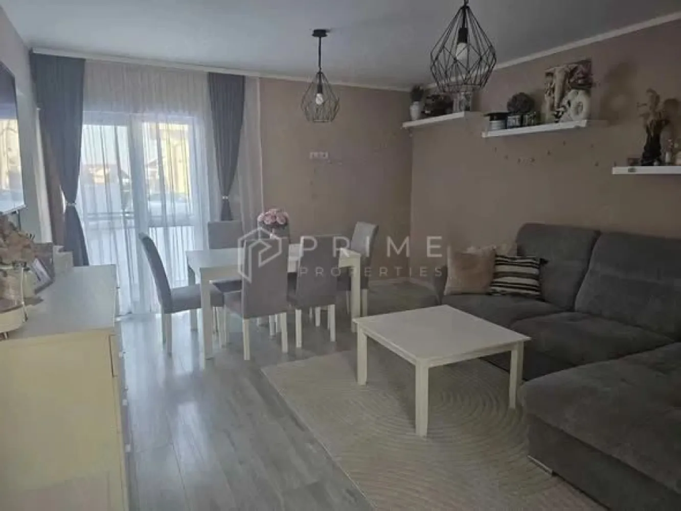 Casă familială spațioasă în zonă liniștită | Sângeorgiu de Mureș | - Vă prezentăm spre vânzare o proprietate gândită pentru viața de familie. 
Proprietatea este unitatea de pe colț al unui triplex, construită în 2018 cu materiale de calitate. 
Casa beneficiază de un living generos și luminos la parter, trei dormitoare la etaj și o curte cu gazon ideal pentru relaxare. 
Parterul oferă o bucătărie separată cu cămară, iar etajul dispune de baie spațioasă și balcon. 
Locul de parcare acoperit pentru două mașini completează confortul zilnic.
Construcție solidă: cărămidă, termoizolație polistiren, geamuri termopan, centrală pe gaz proprie. 
Fără costuri ascunse la preluare.
Suprafață utilă: 95 mp | Construită: 114 mp | Teren: 308 mp
Structură: Parter + Etaj + Pod | Anul construcției: 2018

La Prime Properties, fiecare tranzacție înseamnă mai mult decât o simplă achiziție – este un proces complet, în care colaborăm cu cei mai buni profesioniști: notari, avocați, designeri, arhitecți, evaluatori, specialiști în certificate energetice, consultanți de credite imobiliare.
Astfel, atunci când alegi o proprietate prin noi, primești la pachet și siguranță, transparență și servicii impecabile pe tot parcursul drumului tău către casa ideală.
Ne dedicăm 100% fiecărui client, iar asta se reflectă în rezultate și în încrederea pe care o primim înapoi prin recomandările lor.
Proprietatea aceasta nu se potrivește exact nevoilor tale?
Lasă-ne să îți găsim alternativa potrivită. Agentul nostru îți va oferi soluții avantajoase și adaptate stilului tău de viață.
📞 Contactează-ne astăzi. Până acum nu am dezamăgit niciun client – și nu vom începe cu tine.
Comision 0% pentru cumpărători