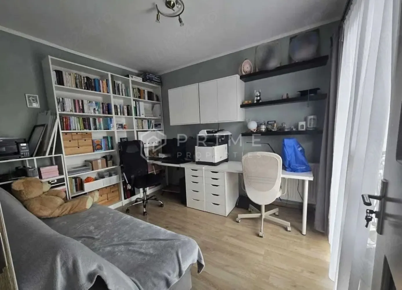 Casă familială spațioasă în zonă liniștită | Sângeorgiu de Mureș | - Vă prezentăm spre vânzare o proprietate gândită pentru viața de familie. 
Proprietatea este unitatea de pe colț al unui triplex, construită în 2018 cu materiale de calitate. 
Casa beneficiază de un living generos și luminos la parter, trei dormitoare la etaj și o curte cu gazon ideal pentru relaxare. 
Parterul oferă o bucătărie separată cu cămară, iar etajul dispune de baie spațioasă și balcon. 
Locul de parcare acoperit pentru două mașini completează confortul zilnic.
Construcție solidă: cărămidă, termoizolație polistiren, geamuri termopan, centrală pe gaz proprie. 
Fără costuri ascunse la preluare.
Suprafață utilă: 95 mp | Construită: 114 mp | Teren: 308 mp
Structură: Parter + Etaj + Pod | Anul construcției: 2018

La Prime Properties, fiecare tranzacție înseamnă mai mult decât o simplă achiziție – este un proces complet, în care colaborăm cu cei mai buni profesioniști: notari, avocați, designeri, arhitecți, evaluatori, specialiști în certificate energetice, consultanți de credite imobiliare.
Astfel, atunci când alegi o proprietate prin noi, primești la pachet și siguranță, transparență și servicii impecabile pe tot parcursul drumului tău către casa ideală.
Ne dedicăm 100% fiecărui client, iar asta se reflectă în rezultate și în încrederea pe care o primim înapoi prin recomandările lor.
Proprietatea aceasta nu se potrivește exact nevoilor tale?
Lasă-ne să îți găsim alternativa potrivită. Agentul nostru îți va oferi soluții avantajoase și adaptate stilului tău de viață.
📞 Contactează-ne astăzi. Până acum nu am dezamăgit niciun client – și nu vom începe cu tine.
Comision 0% pentru cumpărători
