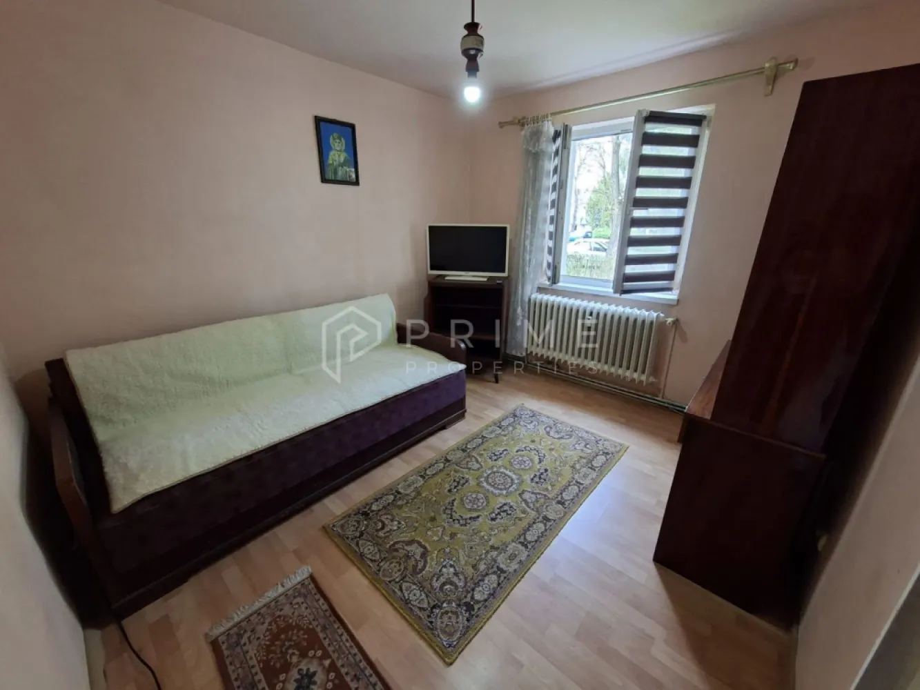 Apartament 3 camere parter | Dâmbu Pietros | - Vă prezentăm spre vânzare acest apartament cu 3 camere confort 2, decomandat, cu o suprafață utilă de 52mp. 
Apartamentul este situat la parterul unui bloc cu 4 etaje, in cartierul Dâmbu Pietros. 
Blocul a fost izolat termic in 2024. 
Locuința este ideala atât pentru familie cât și pentru un spațiu privat ( birouri, magazin, cabinet medical etc). 
Apartamentul este compus din 3 camere, baie, bucătărie, 2 holuri, cămară, balcon și pivniță. 
Apartamentul este situat într-o zonă liniștită cu spațiu verde, având în apropiere magazine, piața, grădinițe și școli. 

La Prime Properties, fiecare tranzacție înseamnă mai mult decât o simplă achiziție – este un proces complet, în care colaborăm cu cei mai buni profesioniști: notari, avocați, designeri, arhitecți, evaluatori, specialiști în certificate energetice, consultanți de credite imobiliare.
Astfel, atunci când alegi o proprietate prin noi, primești la pachet și siguranță, transparență și servicii impecabile pe tot parcursul drumului tău către casa ideală.
Ne dedicăm 100% fiecărui client, iar asta se reflectă în rezultate și în încrederea pe care o primim înapoi prin recomandările lor.
Proprietatea aceasta nu se potrivește exact nevoilor tale?
Lasă-ne să îți găsim alternativa potrivită. Agentul nostru îți va oferi soluții avantajoase și adaptate stilului tău de viață.
📞 Contactează-ne astăzi. Până acum nu am dezamăgit niciun client – și nu vom începe cu tine.
Comision 0% pentru cumpărători