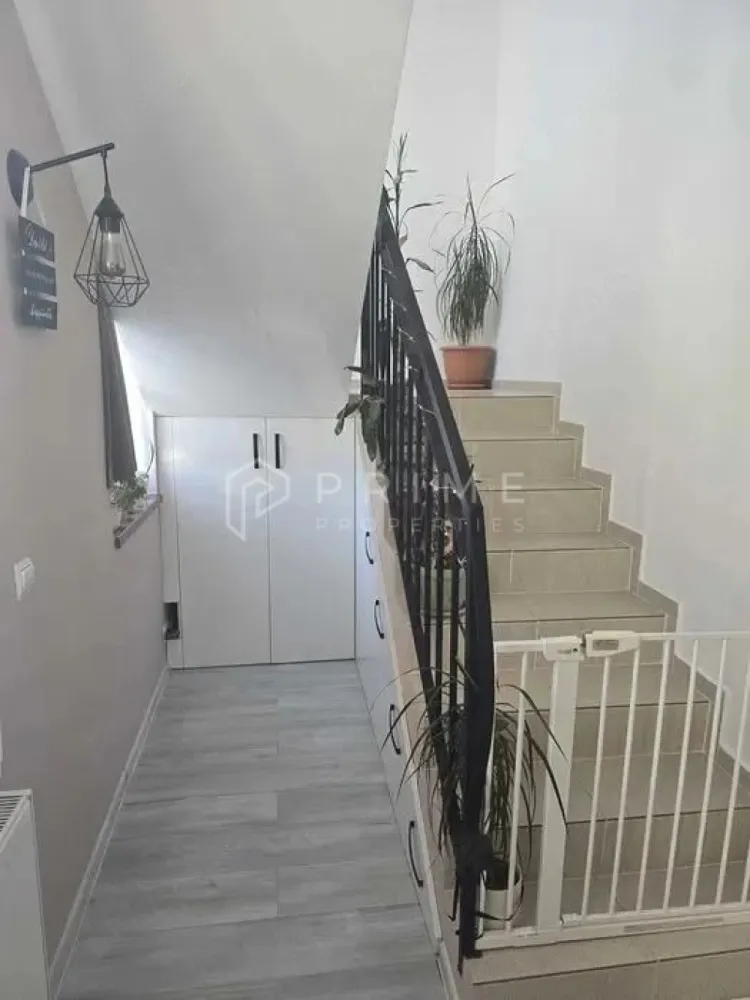 Casă familială spațioasă în zonă liniștită | Sângeorgiu de Mureș | - Vă prezentăm spre vânzare o proprietate gândită pentru viața de familie. 
Proprietatea este unitatea de pe colț al unui triplex, construită în 2018 cu materiale de calitate. 
Casa beneficiază de un living generos și luminos la parter, trei dormitoare la etaj și o curte cu gazon ideal pentru relaxare. 
Parterul oferă o bucătărie separată cu cămară, iar etajul dispune de baie spațioasă și balcon. 
Locul de parcare acoperit pentru două mașini completează confortul zilnic.
Construcție solidă: cărămidă, termoizolație polistiren, geamuri termopan, centrală pe gaz proprie. 
Fără costuri ascunse la preluare.
Suprafață utilă: 95 mp | Construită: 114 mp | Teren: 308 mp
Structură: Parter + Etaj + Pod | Anul construcției: 2018

La Prime Properties, fiecare tranzacție înseamnă mai mult decât o simplă achiziție – este un proces complet, în care colaborăm cu cei mai buni profesioniști: notari, avocați, designeri, arhitecți, evaluatori, specialiști în certificate energetice, consultanți de credite imobiliare.
Astfel, atunci când alegi o proprietate prin noi, primești la pachet și siguranță, transparență și servicii impecabile pe tot parcursul drumului tău către casa ideală.
Ne dedicăm 100% fiecărui client, iar asta se reflectă în rezultate și în încrederea pe care o primim înapoi prin recomandările lor.
Proprietatea aceasta nu se potrivește exact nevoilor tale?
Lasă-ne să îți găsim alternativa potrivită. Agentul nostru îți va oferi soluții avantajoase și adaptate stilului tău de viață.
📞 Contactează-ne astăzi. Până acum nu am dezamăgit niciun client – și nu vom începe cu tine.
Comision 0% pentru cumpărători