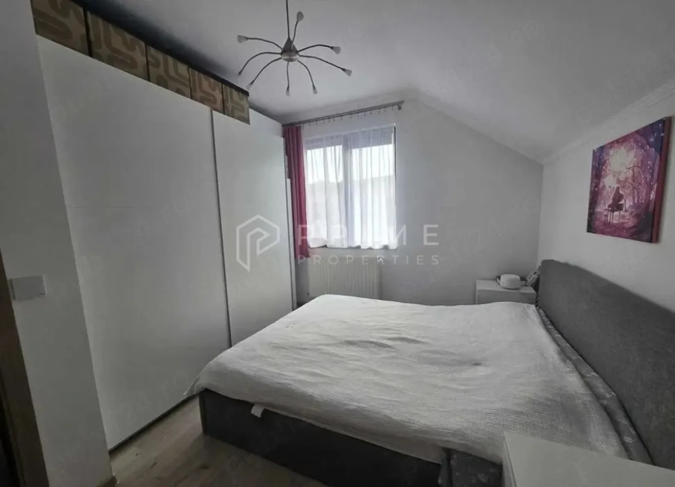 Casă familială spațioasă în zonă liniștită | Sângeorgiu de Mureș | - Vă prezentăm spre vânzare o proprietate gândită pentru viața de familie. 
Proprietatea este unitatea de pe colț al unui triplex, construită în 2018 cu materiale de calitate. 
Casa beneficiază de un living generos și luminos la parter, trei dormitoare la etaj și o curte cu gazon ideal pentru relaxare. 
Parterul oferă o bucătărie separată cu cămară, iar etajul dispune de baie spațioasă și balcon. 
Locul de parcare acoperit pentru două mașini completează confortul zilnic.
Construcție solidă: cărămidă, termoizolație polistiren, geamuri termopan, centrală pe gaz proprie. 
Fără costuri ascunse la preluare.
Suprafață utilă: 95 mp | Construită: 114 mp | Teren: 308 mp
Structură: Parter + Etaj + Pod | Anul construcției: 2018

La Prime Properties, fiecare tranzacție înseamnă mai mult decât o simplă achiziție – este un proces complet, în care colaborăm cu cei mai buni profesioniști: notari, avocați, designeri, arhitecți, evaluatori, specialiști în certificate energetice, consultanți de credite imobiliare.
Astfel, atunci când alegi o proprietate prin noi, primești la pachet și siguranță, transparență și servicii impecabile pe tot parcursul drumului tău către casa ideală.
Ne dedicăm 100% fiecărui client, iar asta se reflectă în rezultate și în încrederea pe care o primim înapoi prin recomandările lor.
Proprietatea aceasta nu se potrivește exact nevoilor tale?
Lasă-ne să îți găsim alternativa potrivită. Agentul nostru îți va oferi soluții avantajoase și adaptate stilului tău de viață.
📞 Contactează-ne astăzi. Până acum nu am dezamăgit niciun client – și nu vom începe cu tine.
Comision 0% pentru cumpărători