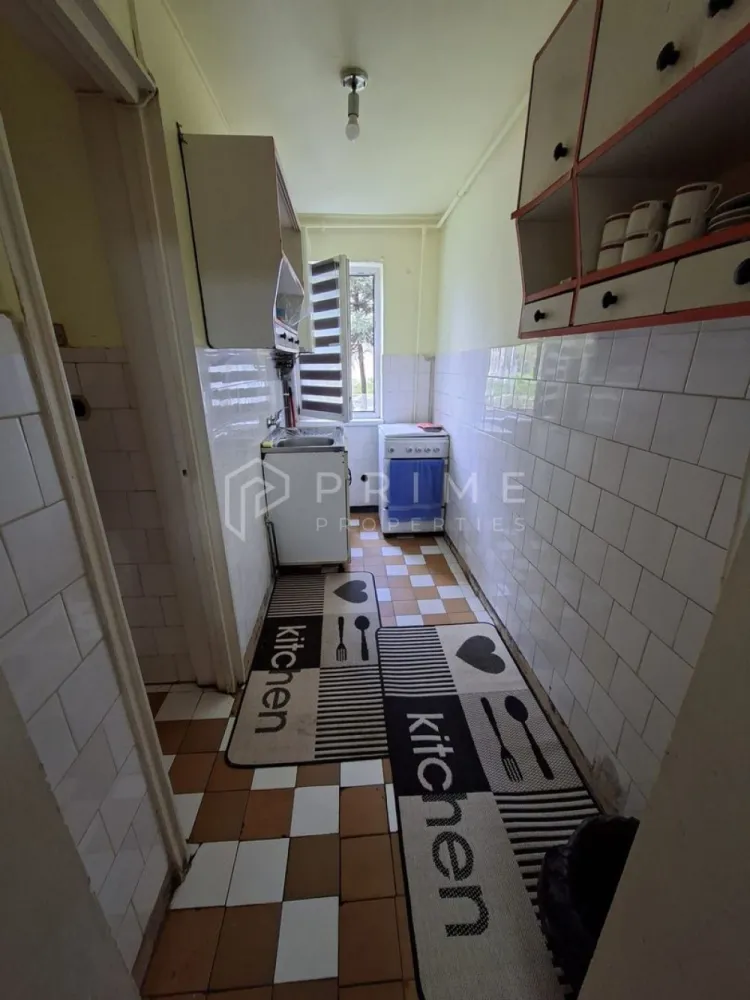 Apartament 3 camere parter | Dâmbu Pietros | - Vă prezentăm spre vânzare acest apartament cu 3 camere confort 2, decomandat, cu o suprafață utilă de 52mp. 
Apartamentul este situat la parterul unui bloc cu 4 etaje, in cartierul Dâmbu Pietros. 
Blocul a fost izolat termic in 2024. 
Locuința este ideala atât pentru familie cât și pentru un spațiu privat ( birouri, magazin, cabinet medical etc). 
Apartamentul este compus din 3 camere, baie, bucătărie, 2 holuri, cămară, balcon și pivniță. 
Apartamentul este situat într-o zonă liniștită cu spațiu verde, având în apropiere magazine, piața, grădinițe și școli. 

La Prime Properties, fiecare tranzacție înseamnă mai mult decât o simplă achiziție – este un proces complet, în care colaborăm cu cei mai buni profesioniști: notari, avocați, designeri, arhitecți, evaluatori, specialiști în certificate energetice, consultanți de credite imobiliare.
Astfel, atunci când alegi o proprietate prin noi, primești la pachet și siguranță, transparență și servicii impecabile pe tot parcursul drumului tău către casa ideală.
Ne dedicăm 100% fiecărui client, iar asta se reflectă în rezultate și în încrederea pe care o primim înapoi prin recomandările lor.
Proprietatea aceasta nu se potrivește exact nevoilor tale?
Lasă-ne să îți găsim alternativa potrivită. Agentul nostru îți va oferi soluții avantajoase și adaptate stilului tău de viață.
📞 Contactează-ne astăzi. Până acum nu am dezamăgit niciun client – și nu vom începe cu tine.
Comision 0% pentru cumpărători