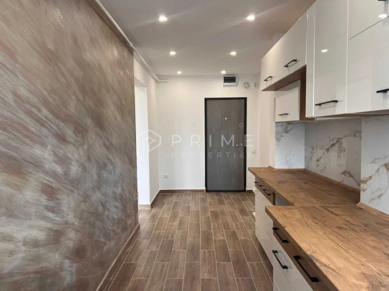 Apartament 2 Camere | 54 MP | Vedere Panoramică - Vă propunem spre achiziție un apartament cu 2 camere, cu o suprafață de 54 mp, ce oferă un ambient primitor și finisaje de calitate. Proprietatea este situată la etajul 9 al unui imobil bine întreținut, care beneficiază de izolație termică exterioară. Locuința este definită prin luminozitate și liniște, fiind ideală pentru cei care caută intimitate.

Renovări și Detalii Tehnice:
Apartamentul a fost renovat integral, punându-se accent pe siguranță și durabilitate:
Instalația electrică a fost schimbată integral.
Instalațiile sanitare și sistemul de încălzire au fost complet înlocuite.
Interiorul beneficiază de finisaje moderne și materiale de calitate superioară.

Facilități și Avantaje:
Vedere panoramică deosebită asupra împrejurimilor.
Dispune de pivniță, oferind un spațiu ideal pentru depozitare suplimentară.
Se vinde gata de mutare imediată, nefiind necesare investiții suplimentare din partea viitorului proprietar.
Proprietatea reprezintă o investiție sigură sau o reședință personală excelentă.

Condiții de Vânzare:
Vânzare directă de la proprietar.
Comision 0% pentru cumpărător.