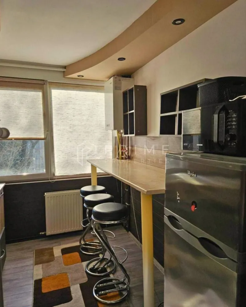 Apartament 2 camere renovat recent | Dotări complete | Cornișa - Vă propunem spre închiriere un apartament cu 2 camere, renovat recent, care oferă toate dotările necesare unui stil de viață modern. Locuința a fost amenajată cu atenție la detalii, punând accent pe eficiență și siguranță.

Dotări și facilități incluse:
Confort termic: Centrală termică proprie și sistem de aer condiționat.
Complet utilat: Mașină de spălat haine și mașină de spălat vase.
Siguranță: Tâmplărie PVC, balcon închis și ușă metalică cu sistem de avertizare la efracție.

Condiții de închiriere:
Preț chirie: 500 Euro / lună.
Comision agenție: 50% din contravaloarea primei luni de chirie.

Contactați echipa Prime Properties pentru a programa o vizionare.