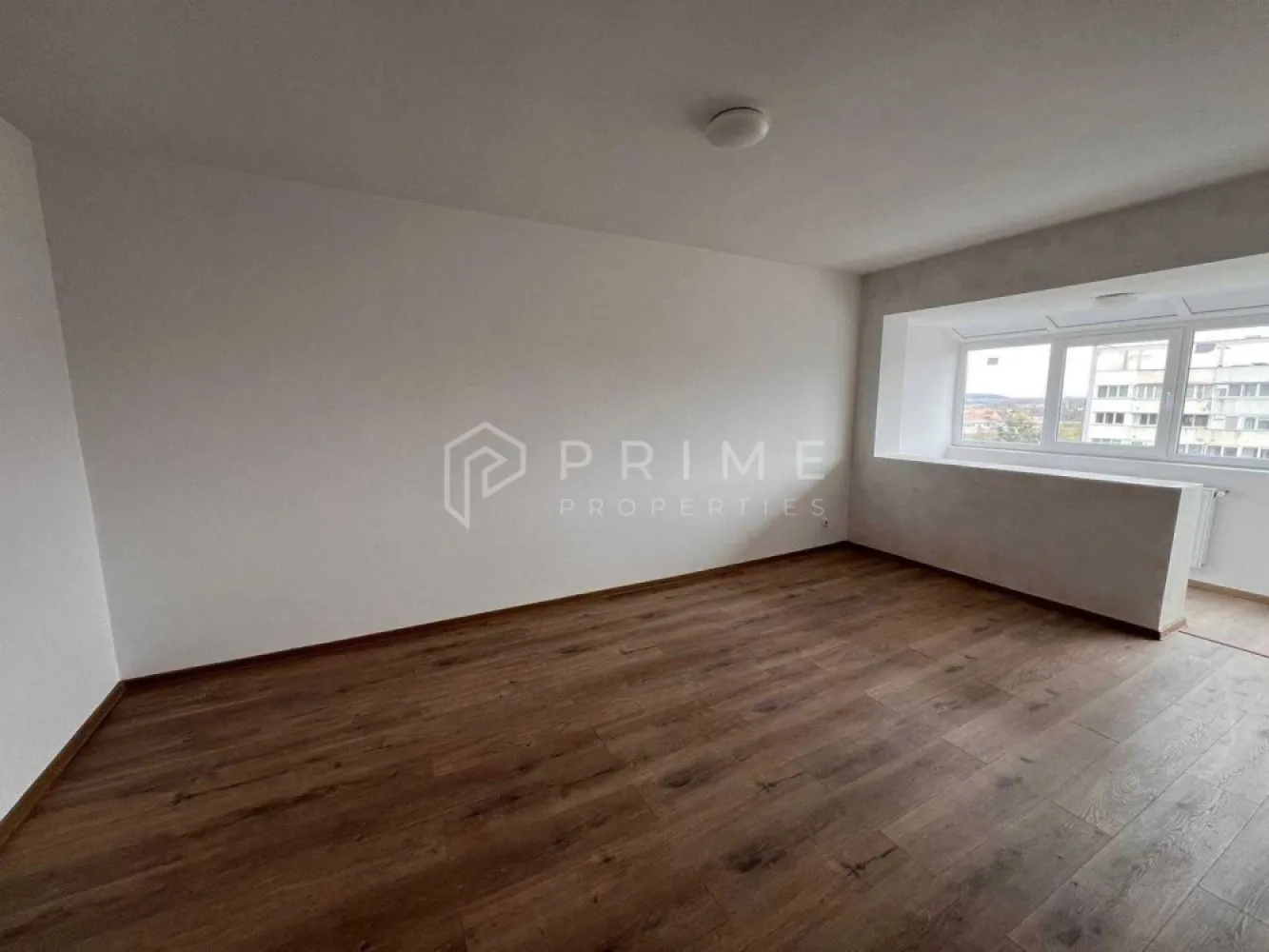 Apartament 2 Camere | 54 MP | Vedere Panoramică - Vă propunem spre achiziție un apartament cu 2 camere, cu o suprafață de 54 mp, ce oferă un ambient primitor și finisaje de calitate. Proprietatea este situată la etajul 9 al unui imobil bine întreținut, care beneficiază de izolație termică exterioară. Locuința este definită prin luminozitate și liniște, fiind ideală pentru cei care caută intimitate.

Renovări și Detalii Tehnice:
Apartamentul a fost renovat integral, punându-se accent pe siguranță și durabilitate:
Instalația electrică a fost schimbată integral.
Instalațiile sanitare și sistemul de încălzire au fost complet înlocuite.
Interiorul beneficiază de finisaje moderne și materiale de calitate superioară.

Facilități și Avantaje:
Vedere panoramică deosebită asupra împrejurimilor.
Dispune de pivniță, oferind un spațiu ideal pentru depozitare suplimentară.
Se vinde gata de mutare imediată, nefiind necesare investiții suplimentare din partea viitorului proprietar.
Proprietatea reprezintă o investiție sigură sau o reședință personală excelentă.

Condiții de Vânzare:
Vânzare directă de la proprietar.
Comision 0% pentru cumpărător.
