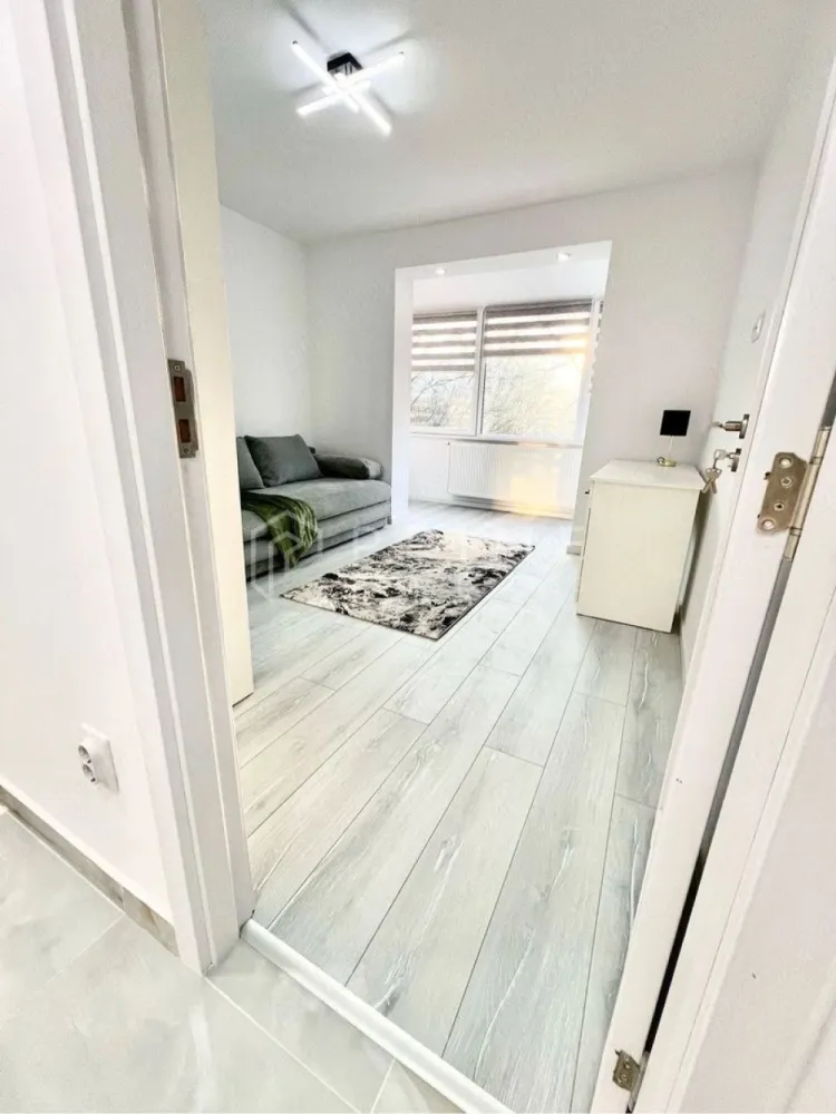 Apartament Premium cu 2 camere – Cartier 7 Noiembrie - Vă propunem spre vânzare un apartament cu 2 camere, confort 1, decomandat, situat în cea mai căutată zonă a orașului Târgu Mureș: cartierul 7 Noiembrie. Proprietatea se află la etajul 3 și beneficiază de o poziționare deosebită, cu vedere directă spre parc și protejată de zgomotul traficului urban.

Detalii tehnice și finisaje:

Suprafață: 52 mp, compartimentare decomandată.
Renovare (2026): Imobilul a fost renovat recent folosind materiale de calitate PREMIUM, fiind la prima utilizare după finalizarea lucrărilor.
Mobilier și dotări: Se vinde complet mobilat și utilat, exact cum este prezentat în fotografii. Toate electrocasnicele sunt NOI și beneficiază de GARANȚIE.

Localizare și facilități:
Apartamentul este ideal pentru cei care își doresc proximitate față de punctele cheie ale orașului, fiind situat în imediata apropiere de:
Educație și Sănătate: Universitatea UMFST, unități spitalicești, școli și grădinițe.
Comerț și Servicii: Piața agro-alimentară, supermarketuri (Profi non-stop), farmacii, bănci.
Timp liber: Complexul de agrement Weekend, restaurante, cafenele și zone verzi.
Mobilitate: Acces facil la stațiile de autobuz și taxi.

Statut juridic:
Proprietatea este liberă de sarcini, cu toate documentele la zi. Predarea cheilor către noul proprietar se face imediat, în ziua perfectării actelor la notar.

Datorită locației strategice și a standardelor înalte de renovare, acest apartament reprezintă o oportunitate rară de investiție sau o locuință ideală pentru cei mai exigenți clienți.