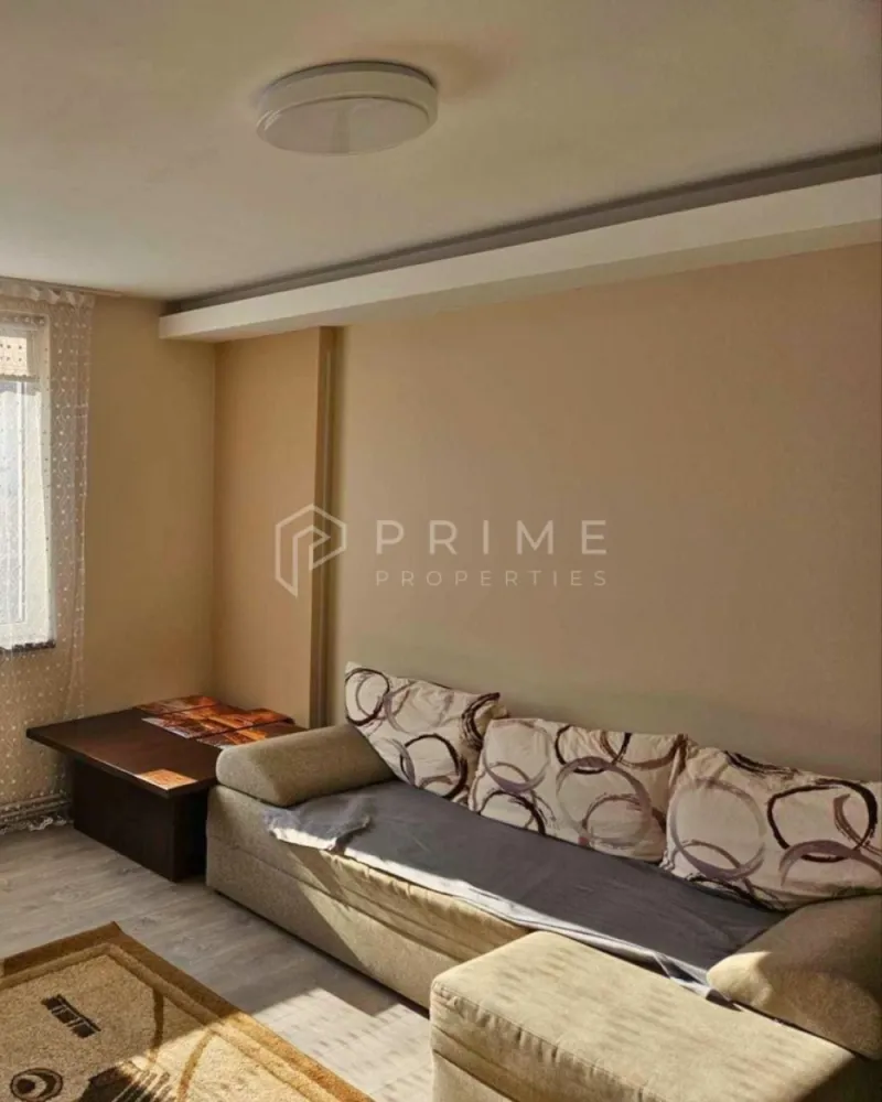Apartament 2 camere renovat recent | Dotări complete | Cornișa - Vă propunem spre închiriere un apartament cu 2 camere, renovat recent, care oferă toate dotările necesare unui stil de viață modern. Locuința a fost amenajată cu atenție la detalii, punând accent pe eficiență și siguranță.

Dotări și facilități incluse:
Confort termic: Centrală termică proprie și sistem de aer condiționat.
Complet utilat: Mașină de spălat haine și mașină de spălat vase.
Siguranță: Tâmplărie PVC, balcon închis și ușă metalică cu sistem de avertizare la efracție.

Condiții de închiriere:
Preț chirie: 500 Euro / lună.
Comision agenție: 50% din contravaloarea primei luni de chirie.

Contactați echipa Prime Properties pentru a programa o vizionare.