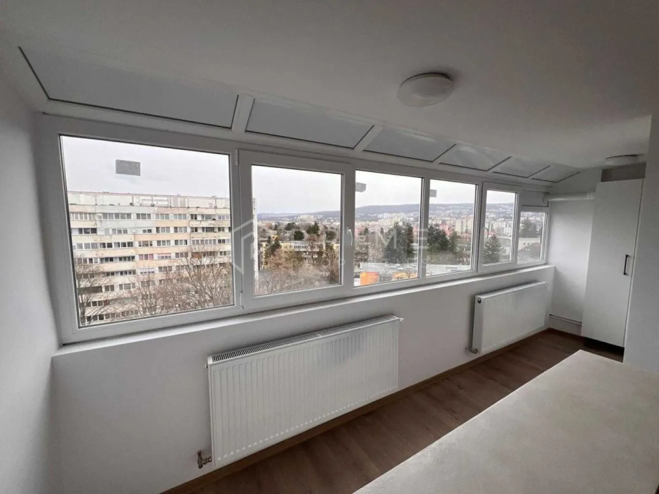 Apartament 2 Camere | 54 MP | Vedere Panoramică - Vă propunem spre achiziție un apartament cu 2 camere, cu o suprafață de 54 mp, ce oferă un ambient primitor și finisaje de calitate. Proprietatea este situată la etajul 9 al unui imobil bine întreținut, care beneficiază de izolație termică exterioară. Locuința este definită prin luminozitate și liniște, fiind ideală pentru cei care caută intimitate.

Renovări și Detalii Tehnice:
Apartamentul a fost renovat integral, punându-se accent pe siguranță și durabilitate:
Instalația electrică a fost schimbată integral.
Instalațiile sanitare și sistemul de încălzire au fost complet înlocuite.
Interiorul beneficiază de finisaje moderne și materiale de calitate superioară.

Facilități și Avantaje:
Vedere panoramică deosebită asupra împrejurimilor.
Dispune de pivniță, oferind un spațiu ideal pentru depozitare suplimentară.
Se vinde gata de mutare imediată, nefiind necesare investiții suplimentare din partea viitorului proprietar.
Proprietatea reprezintă o investiție sigură sau o reședință personală excelentă.

Condiții de Vânzare:
Vânzare directă de la proprietar.
Comision 0% pentru cumpărător.