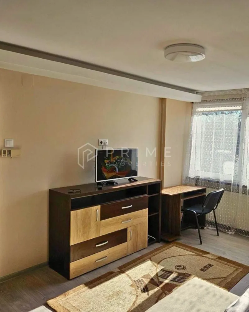Apartament 2 camere renovat recent | Dotări complete | Cornișa - Vă propunem spre închiriere un apartament cu 2 camere, renovat recent, care oferă toate dotările necesare unui stil de viață modern. Locuința a fost amenajată cu atenție la detalii, punând accent pe eficiență și siguranță.

Dotări și facilități incluse:
Confort termic: Centrală termică proprie și sistem de aer condiționat.
Complet utilat: Mașină de spălat haine și mașină de spălat vase.
Siguranță: Tâmplărie PVC, balcon închis și ușă metalică cu sistem de avertizare la efracție.

Condiții de închiriere:
Preț chirie: 500 Euro / lună.
Comision agenție: 50% din contravaloarea primei luni de chirie.

Contactați echipa Prime Properties pentru a programa o vizionare.