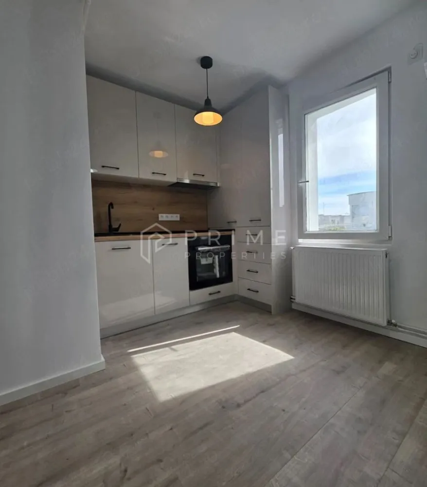 Apartament modern cu 3 camere, complet renovat – Zona Unirii - Vă propunem spre vânzare un apartament cu 3 camere, finisat modern și complet echipat, situat într-o zonă de interes a cartierului Unirii. Proprietatea a beneficiat de o renovare integrală, fiind pregătită pentru o mutare imediată.

Detalii tehnice și compartimentare:

Suprafață utilă: 66,49 mp
Compartimentare: Decomandat, oferind un spațiu bine organizat și o luminozitate optimă
Etaj: 4 din 4
Configurație: 3 camere, 2 băi (confort sporit pentru familii), balcon și hol.

Dotări și avantaje:

Renovare completă: Finisaje moderne și materiale de calitate superioară.
Echipare bucătărie: Se vinde cu bucătăria complet mobilată și utilată cu electrocasnice noi, aflate în garanție.
Climatizare: Dotat cu aparat de aer condiționat pentru un confort termic optim.
Depozitare: Proprietatea include o boxă proprie (beci), oferind spațiu suplimentar pentru depozitare.
Balcon: Spațiu ideal pentru relaxare.

Localizare:
Apartamentul este situat în cartierul Unirii, o zonă foarte căutată pentru liniște și accesibilitate. În imediata proximitate se află unități de învățământ (școală, grădiniță), centre comerciale, stații de transport în comun și alte facilități urbane esențiale.

Datorită dotărilor moderne și a locației, acest apartament reprezintă o oportunitate excelentă atât pentru o familie, cât și pentru o investiție pe piața chiriilor.