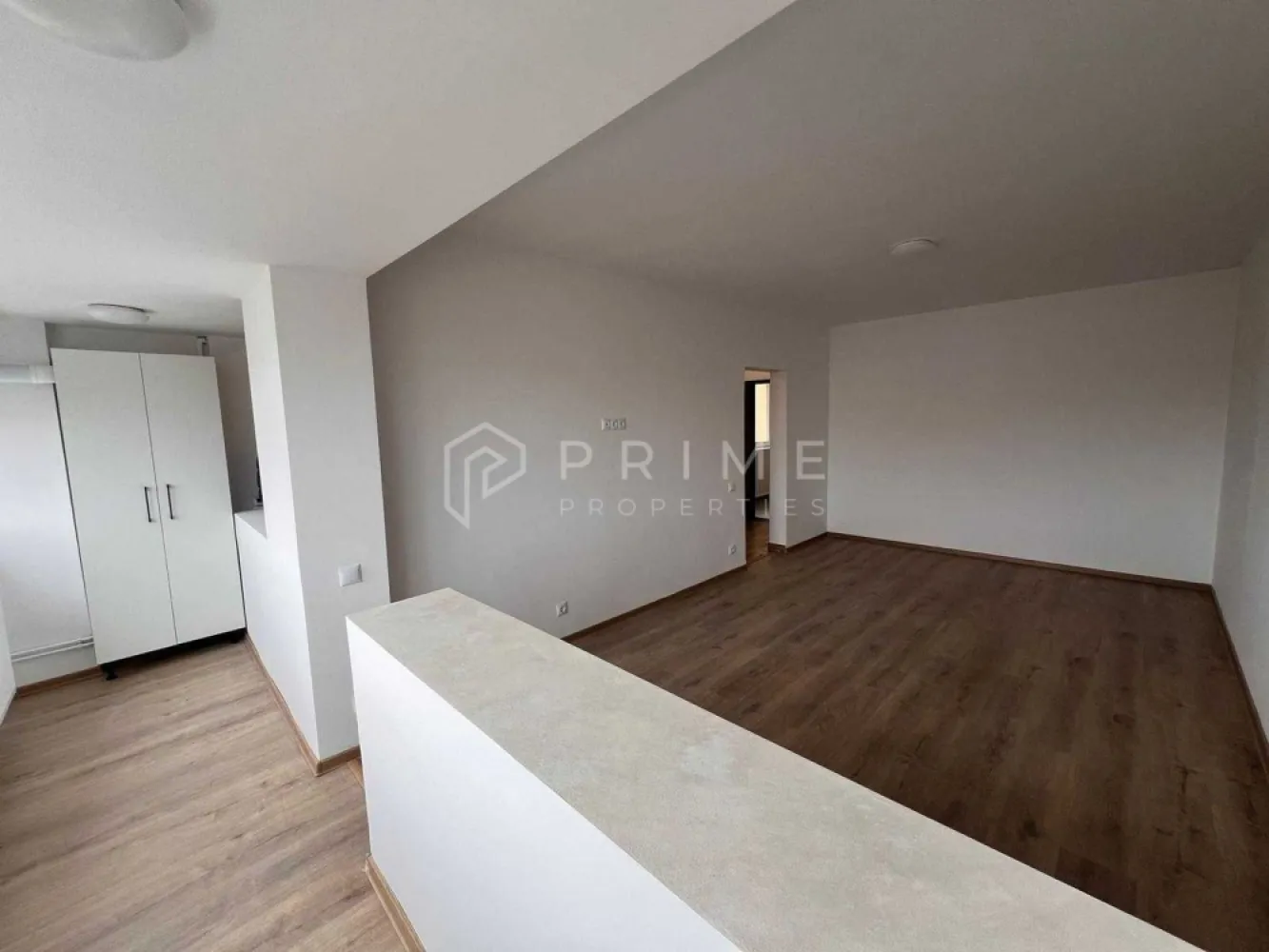 Apartament 2 Camere | 54 MP | Vedere Panoramică - Vă propunem spre achiziție un apartament cu 2 camere, cu o suprafață de 54 mp, ce oferă un ambient primitor și finisaje de calitate. Proprietatea este situată la etajul 9 al unui imobil bine întreținut, care beneficiază de izolație termică exterioară. Locuința este definită prin luminozitate și liniște, fiind ideală pentru cei care caută intimitate.

Renovări și Detalii Tehnice:
Apartamentul a fost renovat integral, punându-se accent pe siguranță și durabilitate:
Instalația electrică a fost schimbată integral.
Instalațiile sanitare și sistemul de încălzire au fost complet înlocuite.
Interiorul beneficiază de finisaje moderne și materiale de calitate superioară.

Facilități și Avantaje:
Vedere panoramică deosebită asupra împrejurimilor.
Dispune de pivniță, oferind un spațiu ideal pentru depozitare suplimentară.
Se vinde gata de mutare imediată, nefiind necesare investiții suplimentare din partea viitorului proprietar.
Proprietatea reprezintă o investiție sigură sau o reședință personală excelentă.

Condiții de Vânzare:
Vânzare directă de la proprietar.
Comision 0% pentru cumpărător.