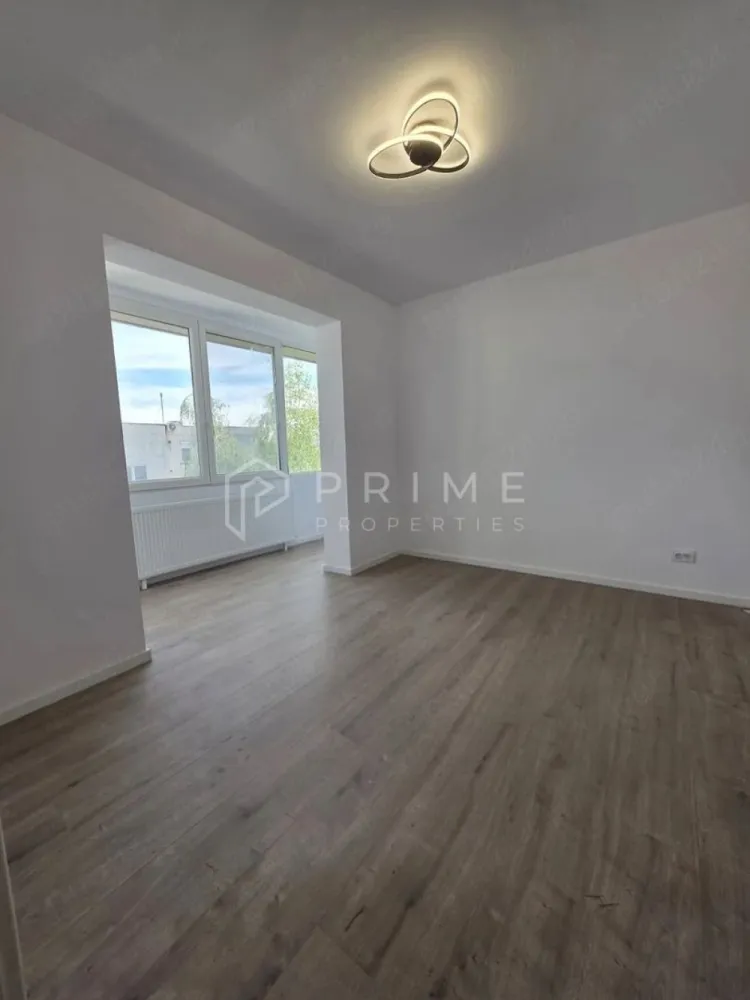 Apartament modern cu 3 camere, complet renovat – Zona Unirii - Vă propunem spre vânzare un apartament cu 3 camere, finisat modern și complet echipat, situat într-o zonă de interes a cartierului Unirii. Proprietatea a beneficiat de o renovare integrală, fiind pregătită pentru o mutare imediată.

Detalii tehnice și compartimentare:

Suprafață utilă: 66,49 mp
Compartimentare: Decomandat, oferind un spațiu bine organizat și o luminozitate optimă
Etaj: 4 din 4
Configurație: 3 camere, 2 băi (confort sporit pentru familii), balcon și hol.

Dotări și avantaje:

Renovare completă: Finisaje moderne și materiale de calitate superioară.
Echipare bucătărie: Se vinde cu bucătăria complet mobilată și utilată cu electrocasnice noi, aflate în garanție.
Climatizare: Dotat cu aparat de aer condiționat pentru un confort termic optim.
Depozitare: Proprietatea include o boxă proprie (beci), oferind spațiu suplimentar pentru depozitare.
Balcon: Spațiu ideal pentru relaxare.

Localizare:
Apartamentul este situat în cartierul Unirii, o zonă foarte căutată pentru liniște și accesibilitate. În imediata proximitate se află unități de învățământ (școală, grădiniță), centre comerciale, stații de transport în comun și alte facilități urbane esențiale.

Datorită dotărilor moderne și a locației, acest apartament reprezintă o oportunitate excelentă atât pentru o familie, cât și pentru o investiție pe piața chiriilor.