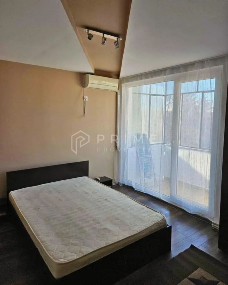 Apartament 2 camere renovat recent | Dotări complete | Cornișa - Vă propunem spre închiriere un apartament cu 2 camere, renovat recent, care oferă toate dotările necesare unui stil de viață modern. Locuința a fost amenajată cu atenție la detalii, punând accent pe eficiență și siguranță.

Dotări și facilități incluse:
Confort termic: Centrală termică proprie și sistem de aer condiționat.
Complet utilat: Mașină de spălat haine și mașină de spălat vase.
Siguranță: Tâmplărie PVC, balcon închis și ușă metalică cu sistem de avertizare la efracție.

Condiții de închiriere:
Preț chirie: 500 Euro / lună.
Comision agenție: 50% din contravaloarea primei luni de chirie.

Contactați echipa Prime Properties pentru a programa o vizionare.